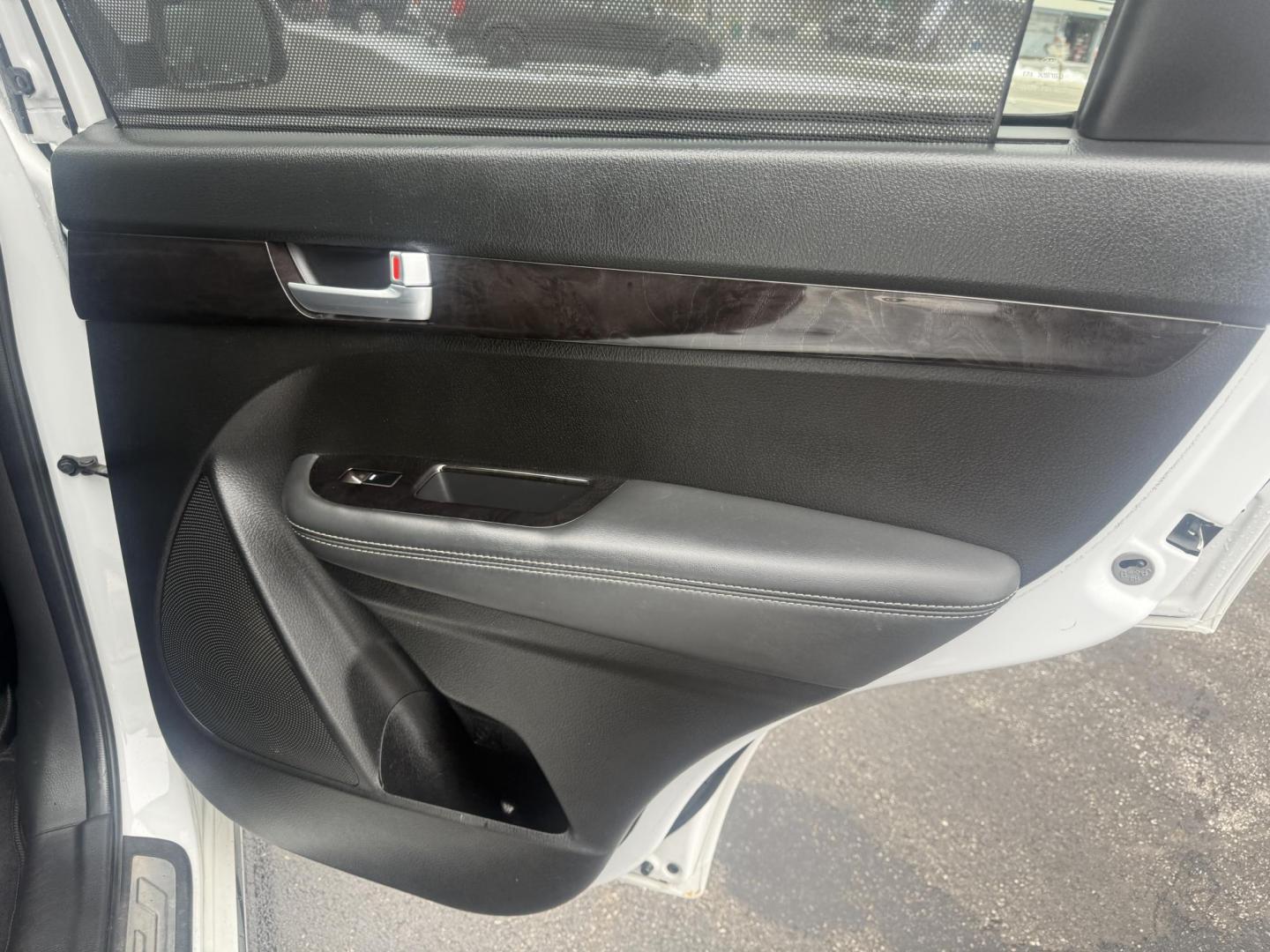 2014 White /Black Kia Sorento SX Limited V6 AWD (5XYKWDA77EG) with an 3.3L V6 DOHC 24V engine, Automatic transmission, located at 547 E. Main St., Orwell, OH, 44076, (440) 437-5893, 41.535435, -80.847855 - Photo#49