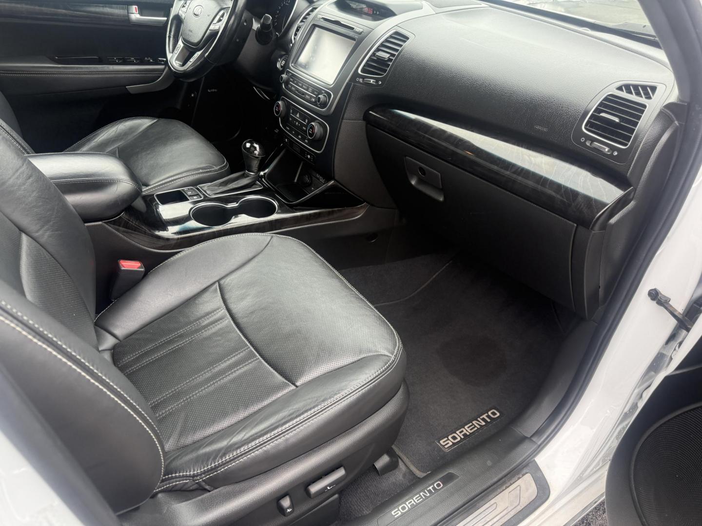 2014 White /Black Kia Sorento SX Limited V6 AWD (5XYKWDA77EG) with an 3.3L V6 DOHC 24V engine, Automatic transmission, located at 547 E. Main St., Orwell, OH, 44076, (440) 437-5893, 41.535435, -80.847855 - Photo#50