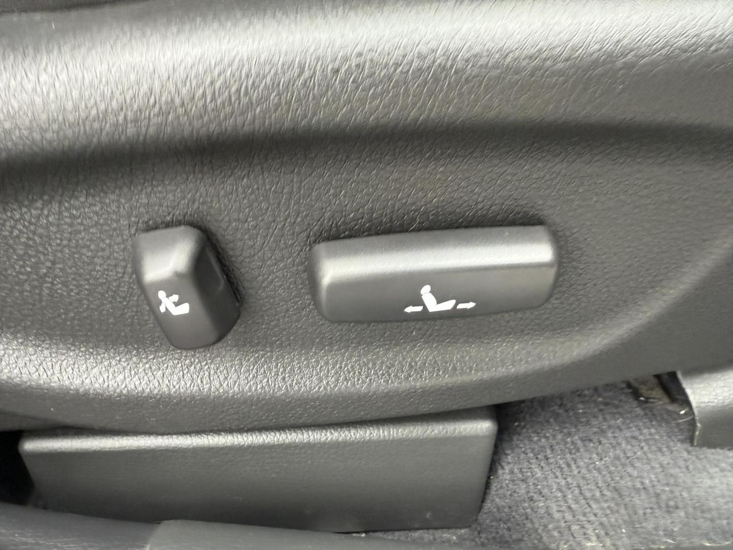 2014 White /Black Kia Sorento SX Limited V6 AWD (5XYKWDA77EG) with an 3.3L V6 DOHC 24V engine, Automatic transmission, located at 547 E. Main St., Orwell, OH, 44076, (440) 437-5893, 41.535435, -80.847855 - Photo#51