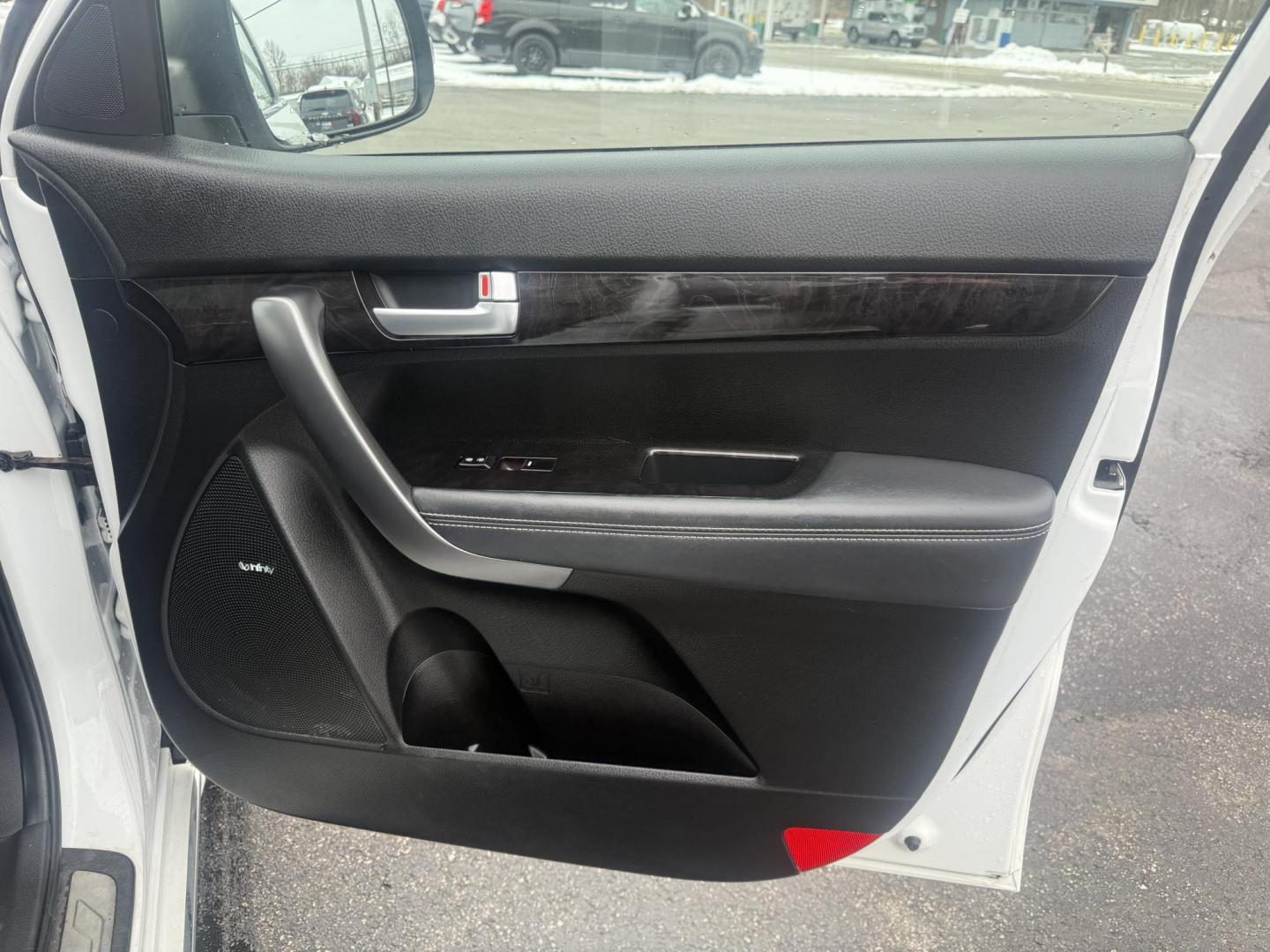 2014 White /Black Kia Sorento SX Limited V6 AWD (5XYKWDA77EG) with an 3.3L V6 DOHC 24V engine, Automatic transmission, located at 547 E. Main St., Orwell, OH, 44076, (440) 437-5893, 41.535435, -80.847855 - Photo#54