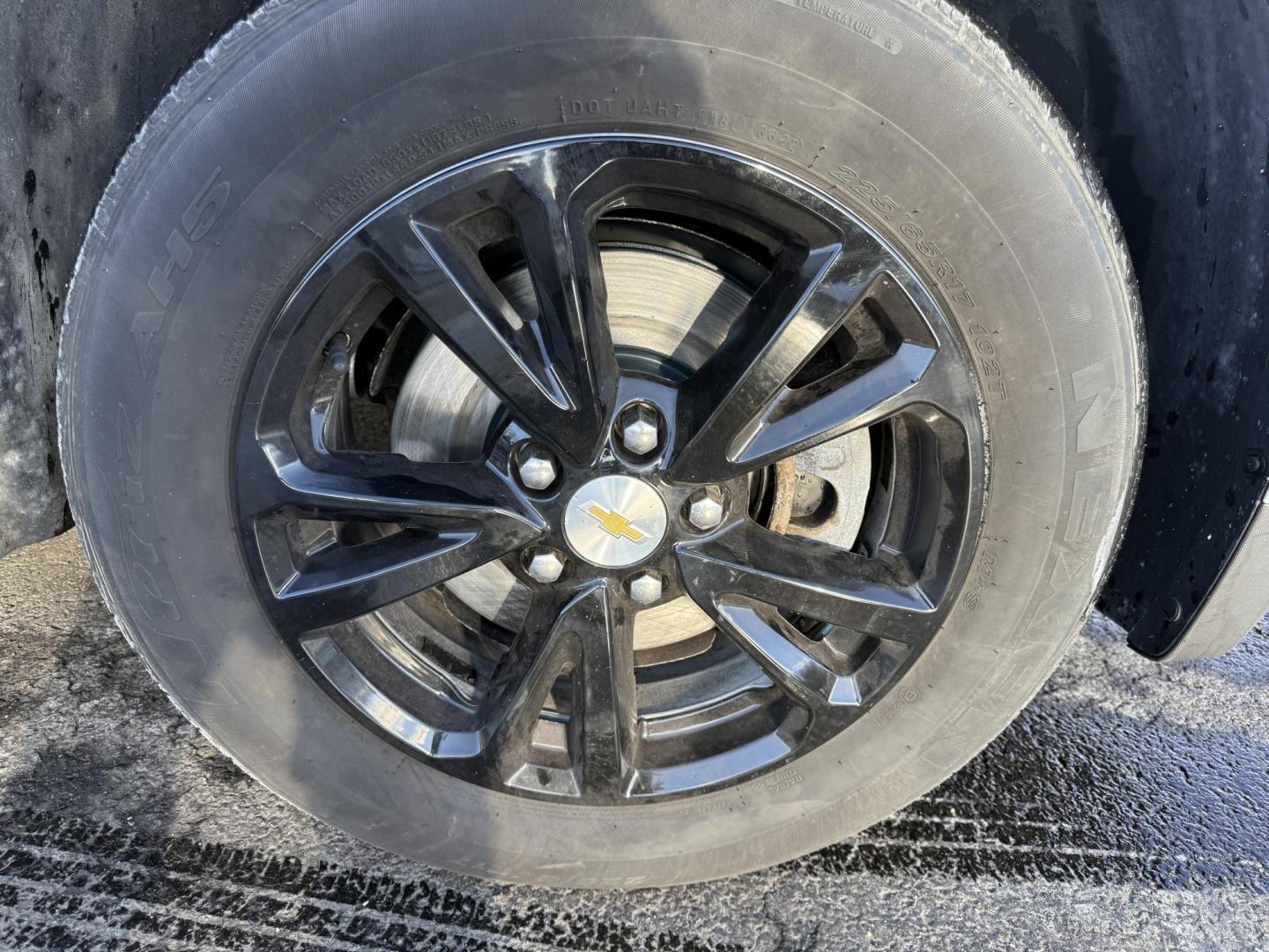 2017 Silver /Black Chevrolet Equinox LS AWD (2GNFLEEK5H6) with an 2.4L I4 DOHC 16V engine, Automatic transmission, located at 547 E. Main St., Orwell, OH, 44076, (440) 437-5893, 41.535435, -80.847855 - 2017 Chevrolet Equinox LS AWD – Efficiency, Comfort, and Everyday Reliability Enjoy the perfect balance of capability and economy with this 2017 Chevrolet Equinox LS AWD. Powered by a dependable 2.4L EcoTec I4 engine paired with a smooth 6-speed automatic transmission, this SUV delivers excelle - Photo#4