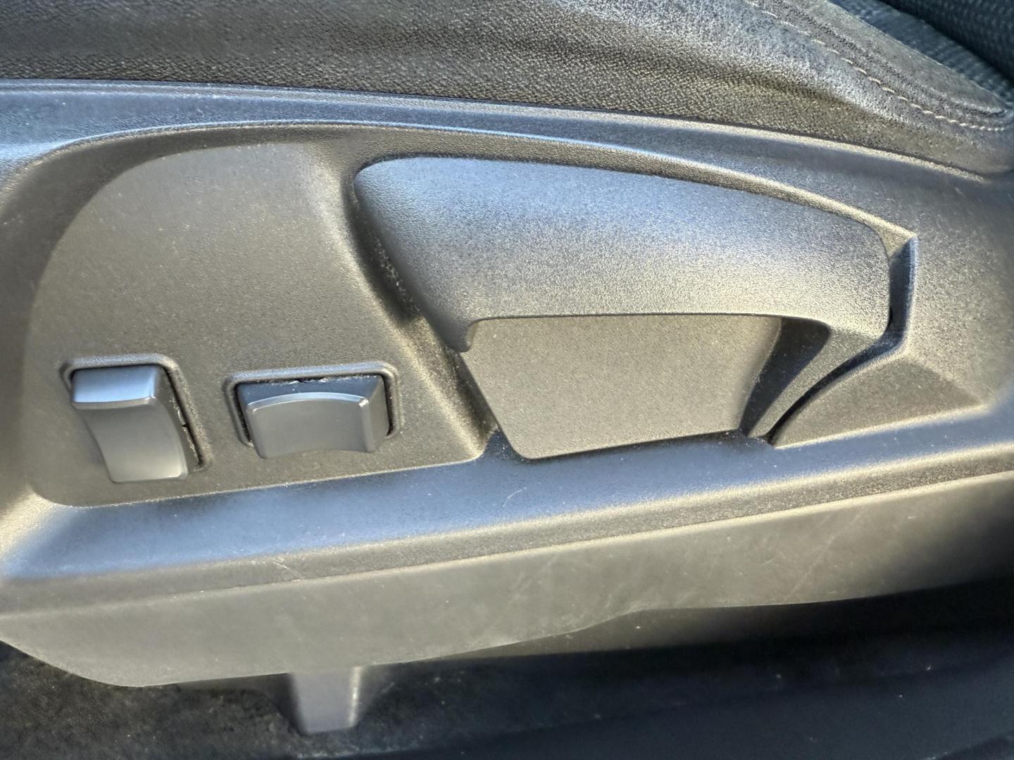 2017 Silver /Black Chevrolet Equinox LS AWD (2GNFLEEK5H6) with an 2.4L I4 DOHC 16V engine, Automatic transmission, located at 547 E. Main St., Orwell, OH, 44076, (440) 437-5893, 41.535435, -80.847855 - 2017 Chevrolet Equinox LS AWD – Efficiency, Comfort, and Everyday Reliability Enjoy the perfect balance of capability and economy with this 2017 Chevrolet Equinox LS AWD. Powered by a dependable 2.4L EcoTec I4 engine paired with a smooth 6-speed automatic transmission, this SUV delivers excelle - Photo#18