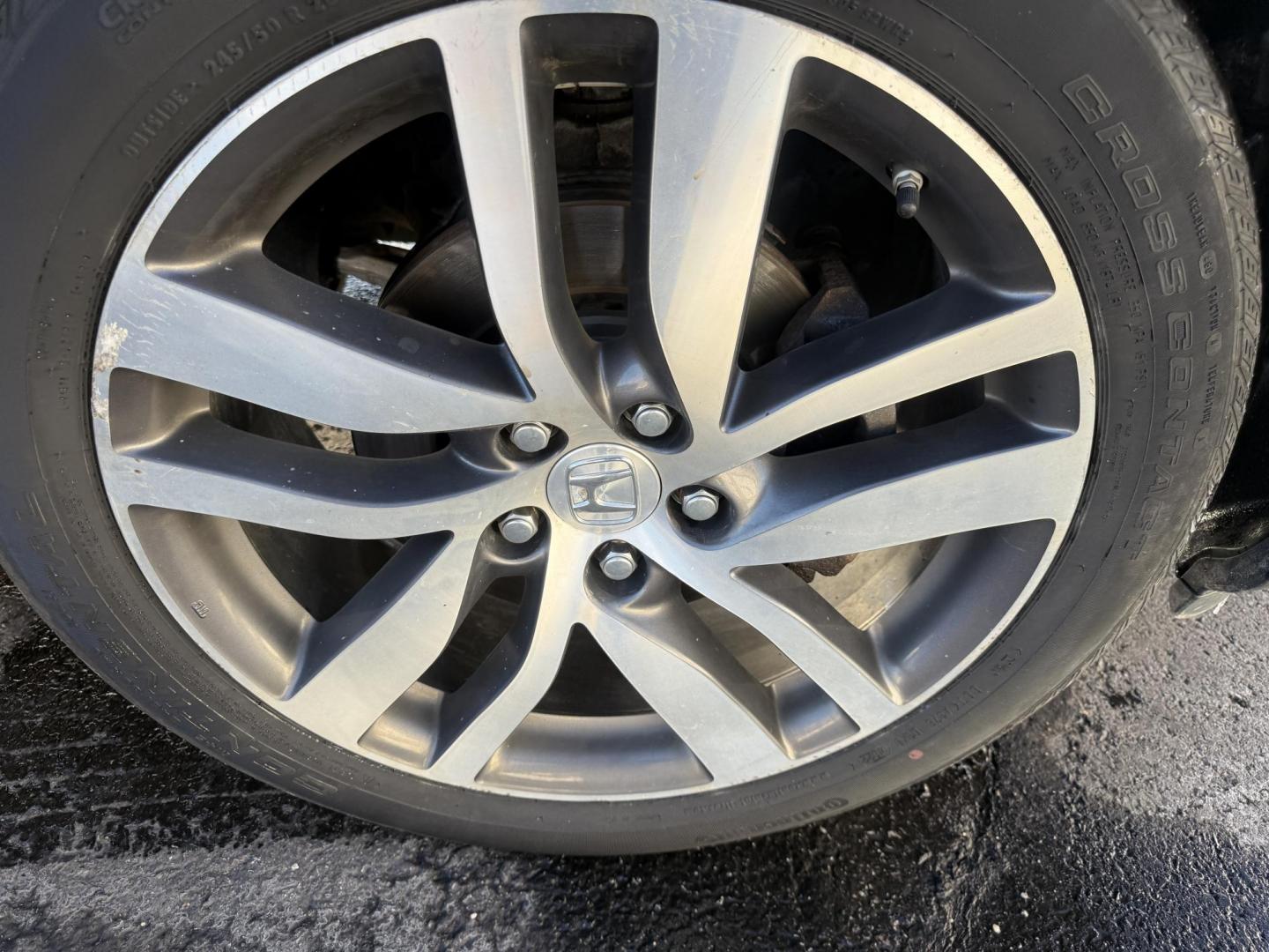 2018 Black /Black Honda Pilot Elite 4WD (5FNYF6H08JB) with an 3.5L V6 SOHC 24V engine, Automatic transmission, located at 547 E. Main St., Orwell, OH, 44076, (440) 437-5893, 41.535435, -80.847855 - One Owner ---- 2018 Honda Pilot Elite AWD – Luxury, Advanced Safety, and Family-Friendly Versatility Upgrade your family’s driving experience with this 2018 Honda Pilot Elite AWD. Powered by a robust 3.5L Earthdreams V6 engine and a smooth 9-speed automatic transmission, this SUV offers both - Photo#4