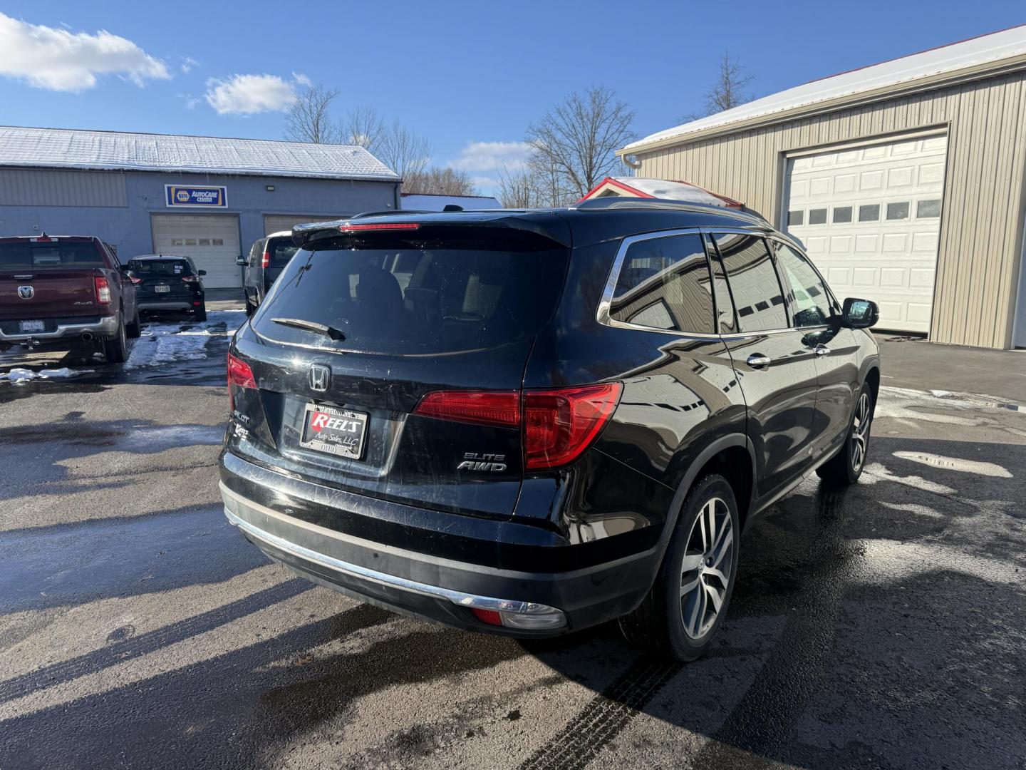 2018 Black /Black Honda Pilot Elite 4WD (5FNYF6H08JB) with an 3.5L V6 SOHC 24V engine, Automatic transmission, located at 547 E. Main St., Orwell, OH, 44076, (440) 437-5893, 41.535435, -80.847855 - One Owner ---- 2018 Honda Pilot Elite AWD – Luxury, Advanced Safety, and Family-Friendly Versatility Upgrade your family’s driving experience with this 2018 Honda Pilot Elite AWD. Powered by a robust 3.5L Earthdreams V6 engine and a smooth 9-speed automatic transmission, this SUV offers both - Photo#6