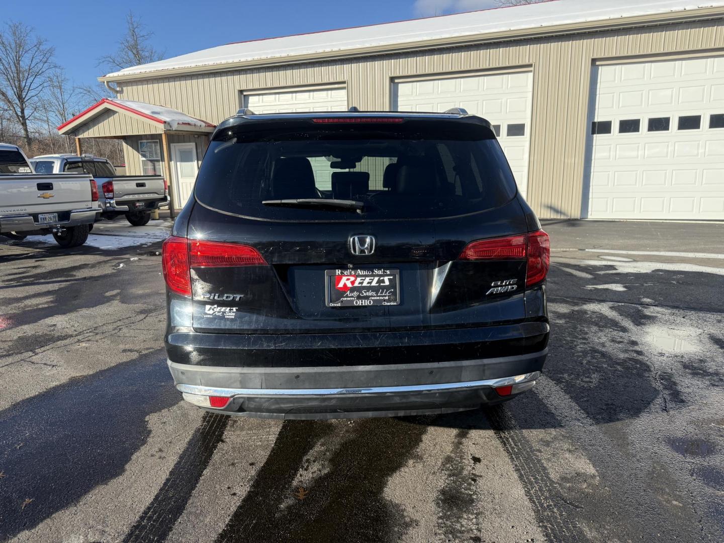 2018 Black /Black Honda Pilot Elite 4WD (5FNYF6H08JB) with an 3.5L V6 SOHC 24V engine, Automatic transmission, located at 547 E. Main St., Orwell, OH, 44076, (440) 437-5893, 41.535435, -80.847855 - One Owner ---- 2018 Honda Pilot Elite AWD – Luxury, Advanced Safety, and Family-Friendly Versatility Upgrade your family’s driving experience with this 2018 Honda Pilot Elite AWD. Powered by a robust 3.5L Earthdreams V6 engine and a smooth 9-speed automatic transmission, this SUV offers both - Photo#7