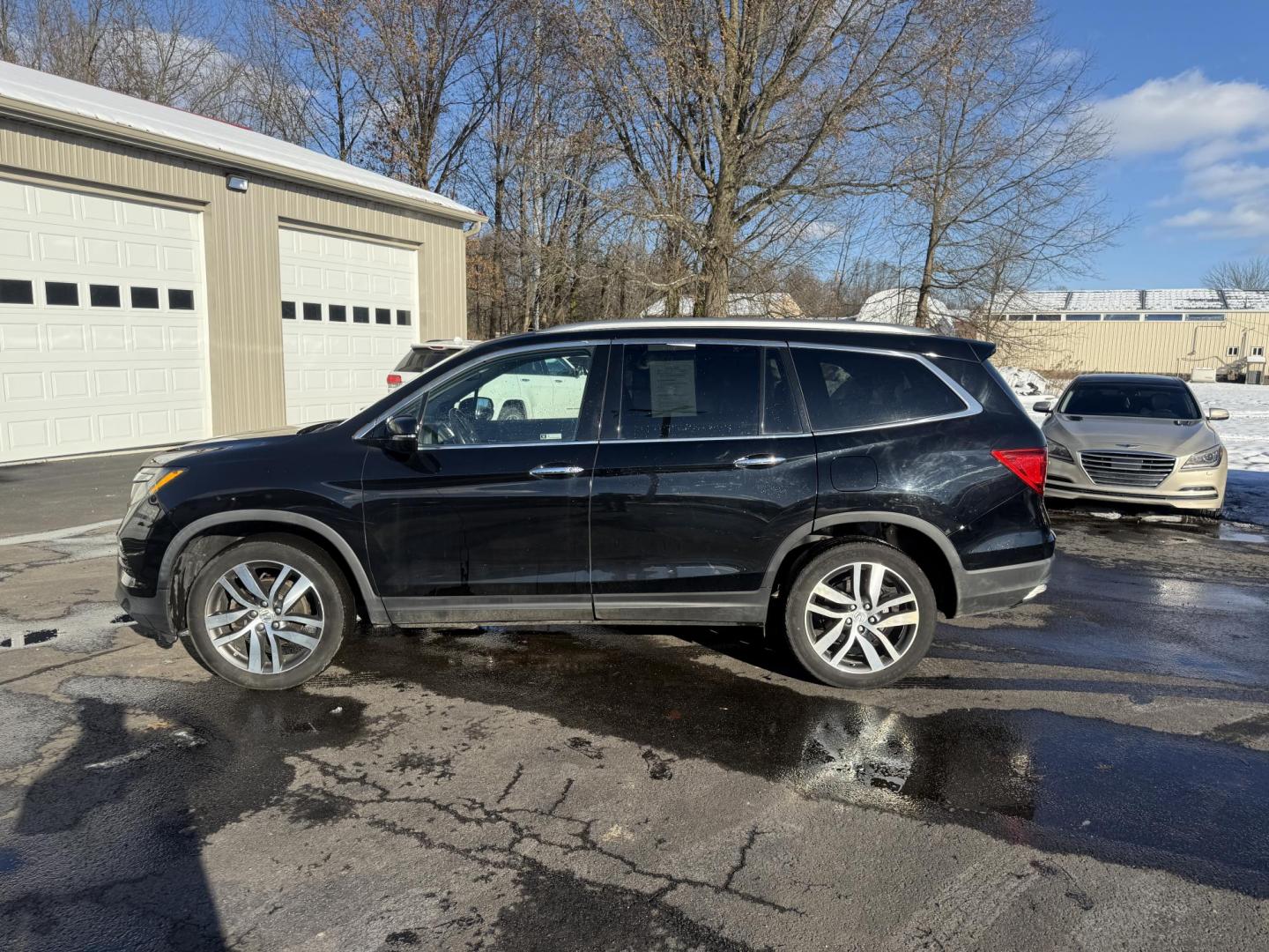 2018 Black /Black Honda Pilot Elite 4WD (5FNYF6H08JB) with an 3.5L V6 SOHC 24V engine, Automatic transmission, located at 547 E. Main St., Orwell, OH, 44076, (440) 437-5893, 41.535435, -80.847855 - One Owner ---- 2018 Honda Pilot Elite AWD – Luxury, Advanced Safety, and Family-Friendly Versatility Upgrade your family’s driving experience with this 2018 Honda Pilot Elite AWD. Powered by a robust 3.5L Earthdreams V6 engine and a smooth 9-speed automatic transmission, this SUV offers both - Photo#11