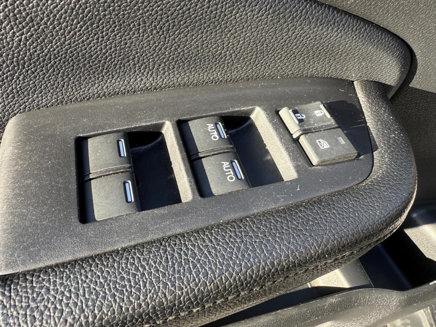 2018 Black /Black Honda Pilot Elite 4WD (5FNYF6H08JB) with an 3.5L V6 SOHC 24V engine, Automatic transmission, located at 547 E. Main St., Orwell, OH, 44076, (440) 437-5893, 41.535435, -80.847855 - One Owner ---- 2018 Honda Pilot Elite AWD – Luxury, Advanced Safety, and Family-Friendly Versatility Upgrade your family’s driving experience with this 2018 Honda Pilot Elite AWD. Powered by a robust 3.5L Earthdreams V6 engine and a smooth 9-speed automatic transmission, this SUV offers both - Photo#17