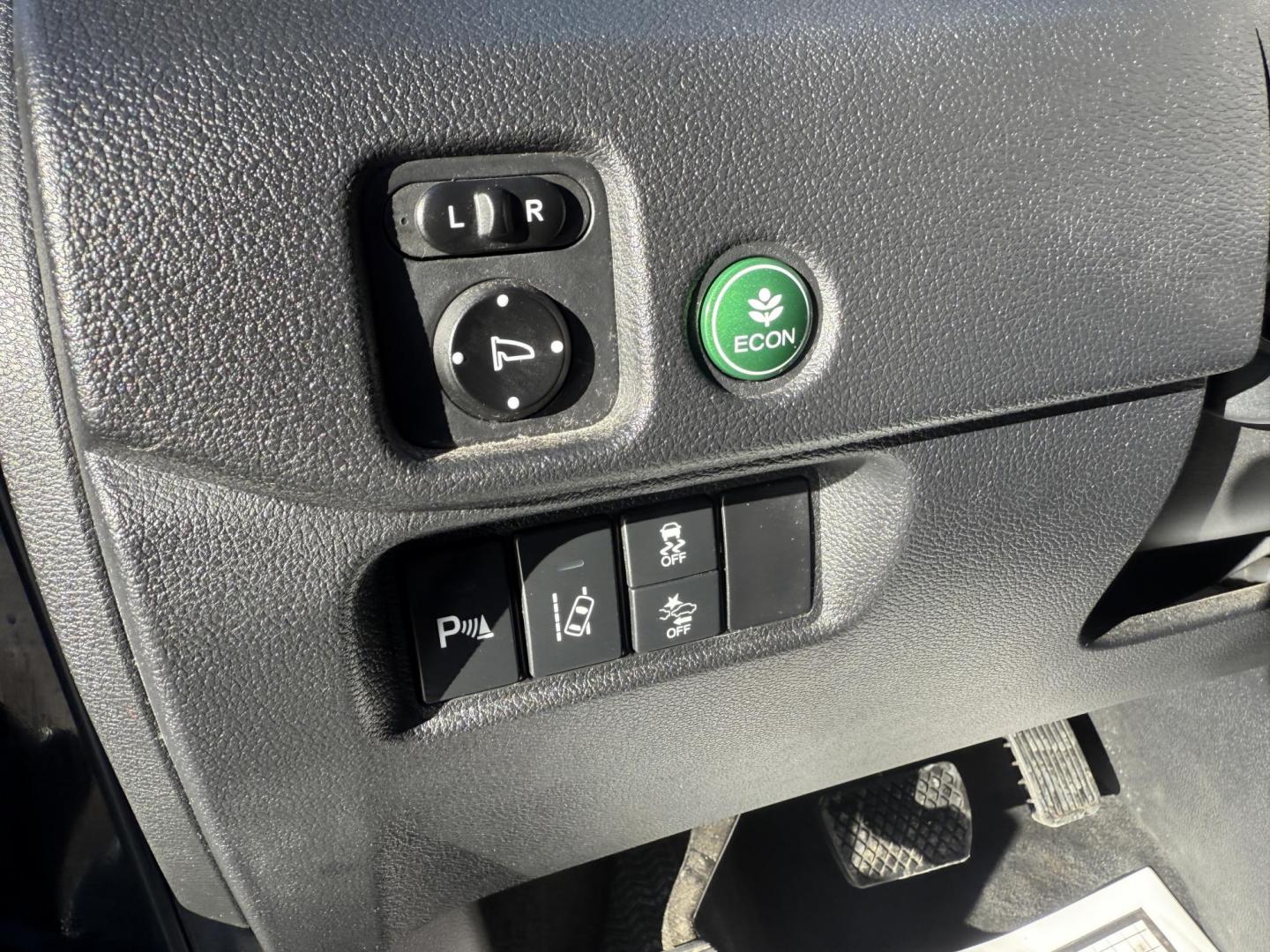 2018 Black /Black Honda Pilot Elite 4WD (5FNYF6H08JB) with an 3.5L V6 SOHC 24V engine, Automatic transmission, located at 547 E. Main St., Orwell, OH, 44076, (440) 437-5893, 41.535435, -80.847855 - One Owner ---- 2018 Honda Pilot Elite AWD – Luxury, Advanced Safety, and Family-Friendly Versatility Upgrade your family’s driving experience with this 2018 Honda Pilot Elite AWD. Powered by a robust 3.5L Earthdreams V6 engine and a smooth 9-speed automatic transmission, this SUV offers both - Photo#19