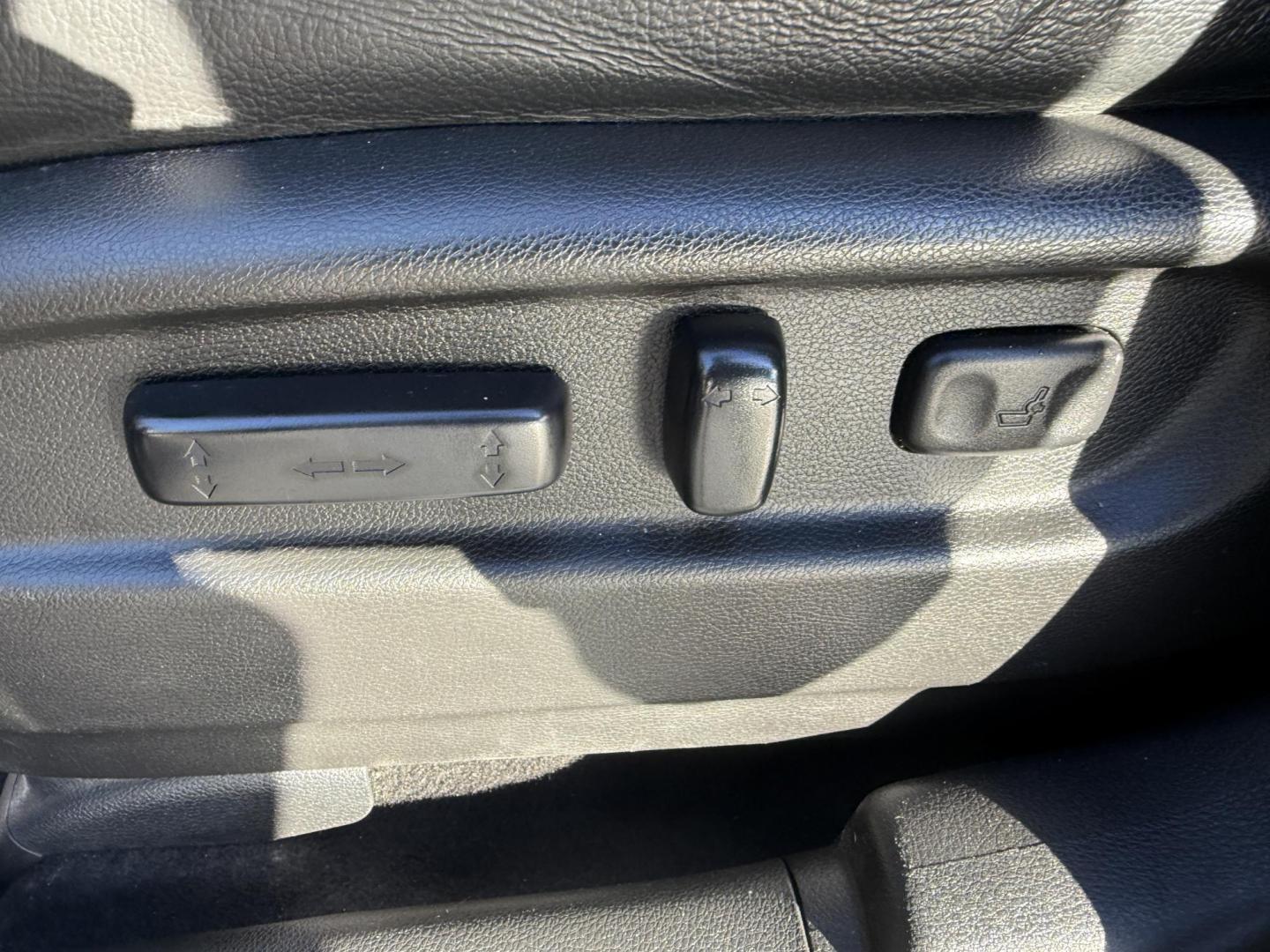 2018 Black /Black Honda Pilot Elite 4WD (5FNYF6H08JB) with an 3.5L V6 SOHC 24V engine, Automatic transmission, located at 547 E. Main St., Orwell, OH, 44076, (440) 437-5893, 41.535435, -80.847855 - One Owner ---- 2018 Honda Pilot Elite AWD – Luxury, Advanced Safety, and Family-Friendly Versatility Upgrade your family’s driving experience with this 2018 Honda Pilot Elite AWD. Powered by a robust 3.5L Earthdreams V6 engine and a smooth 9-speed automatic transmission, this SUV offers both - Photo#20