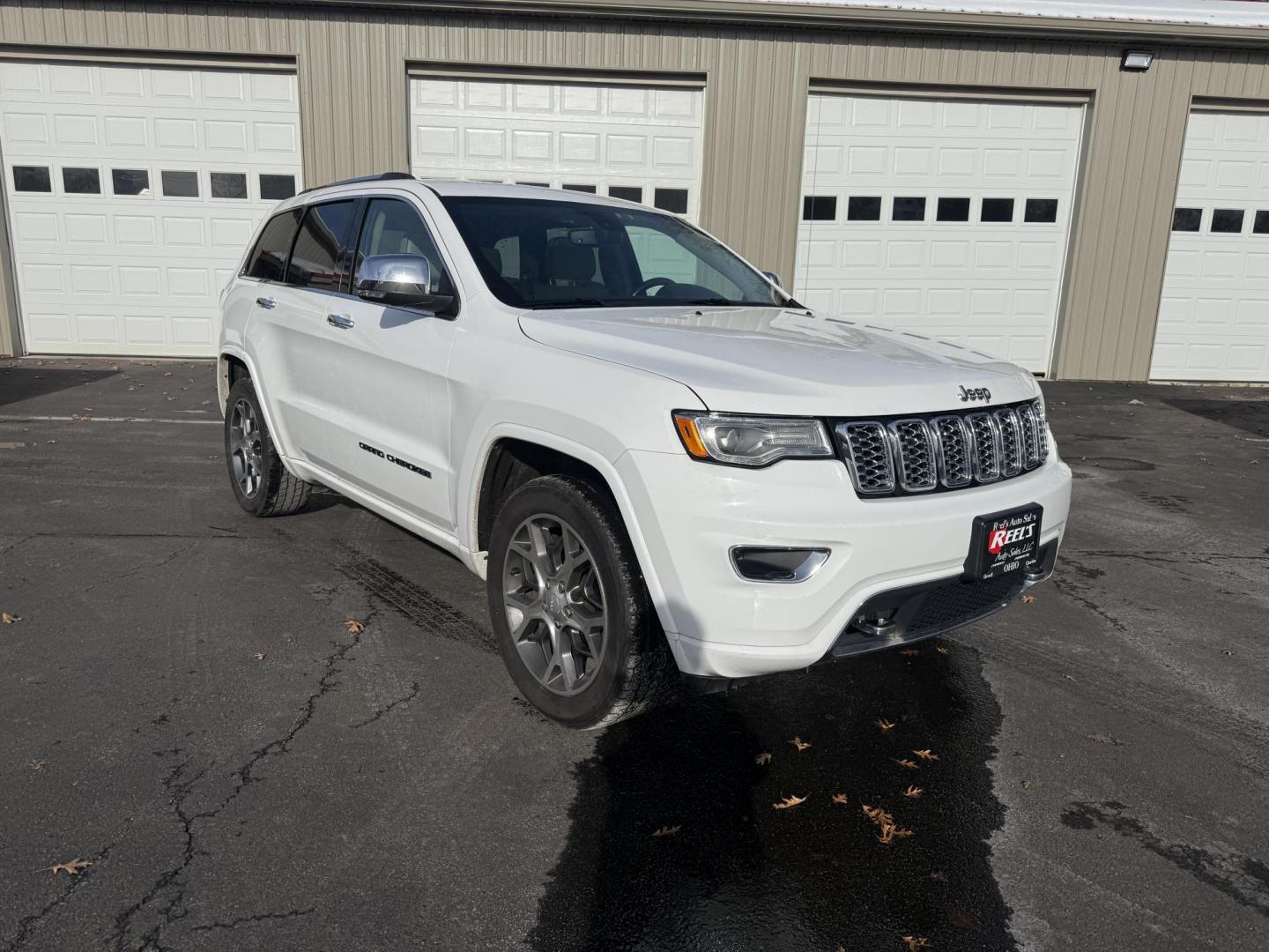 2020 White /Brown Jeep Grand Cherokee Overland 4WD (1C4RJFCG0LC) with an 3.6L V6 DOHC 24V engine, Automatic transmission, located at 547 E. Main St., Orwell, OH, 44076, (440) 437-5893, 41.535435, -80.847855 - 2020 Jeep Grand Cherokee Overland 4WD – Premium Luxury, Off-Road Capability, and Advanced Safety Elevate your driving experience with this 2020 Jeep Grand Cherokee Overland. Powered by a robust 3.6L Pentastar V6 engine and an 8-speed automatic transmission, this SUV offers a refined blend of po - Photo#2