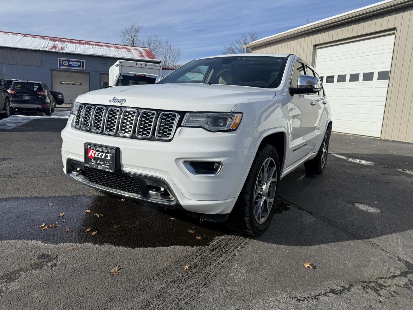 2020 White /Brown Jeep Grand Cherokee Overland 4WD (1C4RJFCG0LC) with an 3.6L V6 DOHC 24V engine, Automatic transmission, located at 547 E. Main St., Orwell, OH, 44076, (440) 437-5893, 41.535435, -80.847855 - 2020 Jeep Grand Cherokee Overland 4WD – Premium Luxury, Off-Road Capability, and Advanced Safety Elevate your driving experience with this 2020 Jeep Grand Cherokee Overland. Powered by a robust 3.6L Pentastar V6 engine and an 8-speed automatic transmission, this SUV offers a refined blend of po - Photo#0