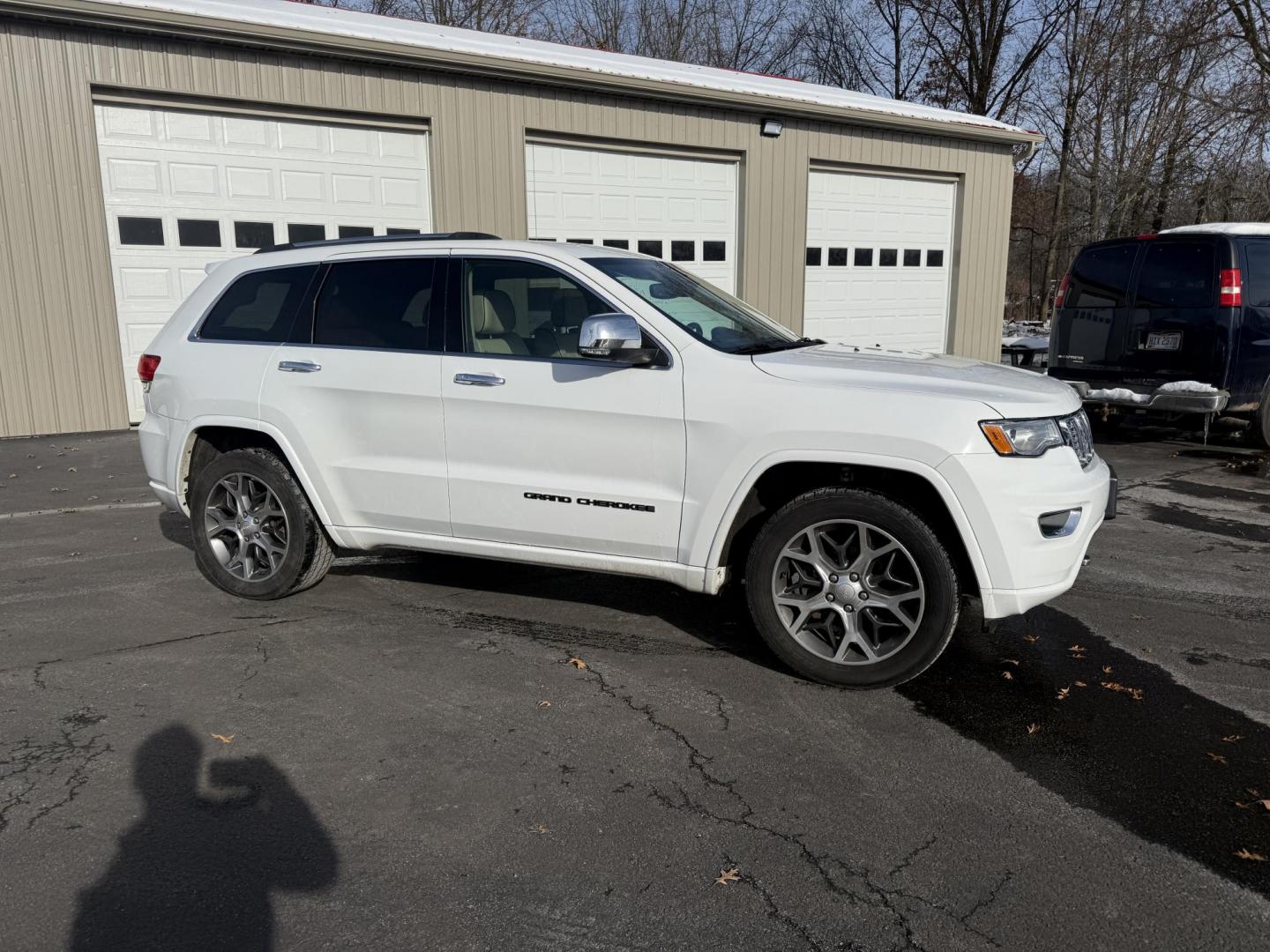 2020 White /Brown Jeep Grand Cherokee Overland 4WD (1C4RJFCG0LC) with an 3.6L V6 DOHC 24V engine, Automatic transmission, located at 547 E. Main St., Orwell, OH, 44076, (440) 437-5893, 41.535435, -80.847855 - 2020 Jeep Grand Cherokee Overland 4WD – Premium Luxury, Off-Road Capability, and Advanced Safety Elevate your driving experience with this 2020 Jeep Grand Cherokee Overland. Powered by a robust 3.6L Pentastar V6 engine and an 8-speed automatic transmission, this SUV offers a refined blend of po - Photo#3