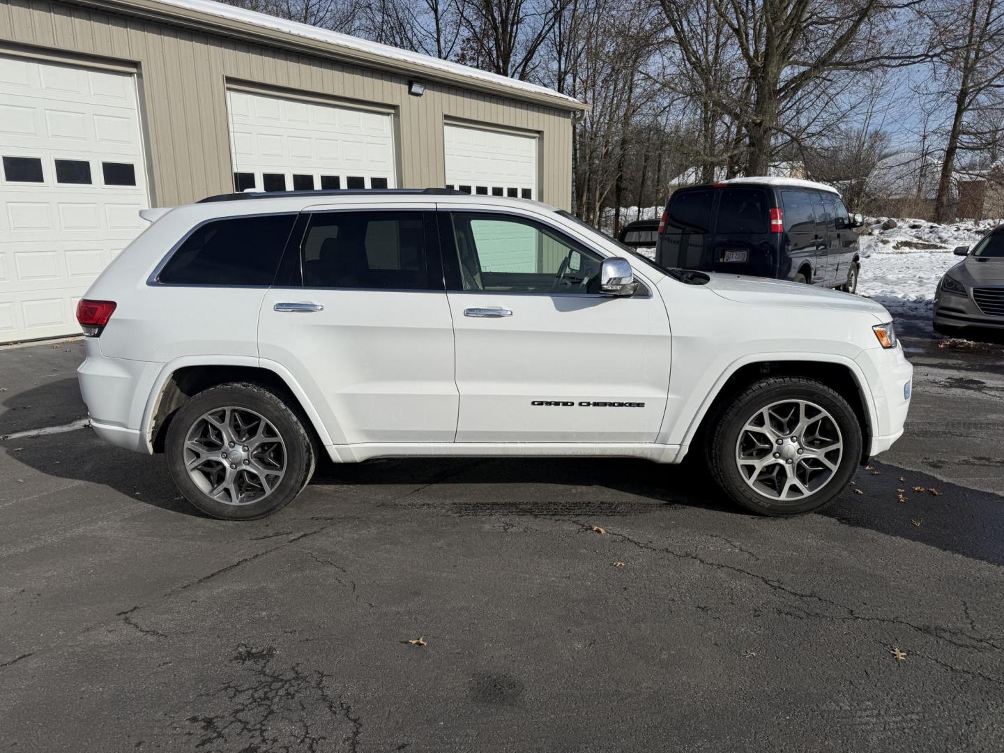 2020 White /Brown Jeep Grand Cherokee Overland 4WD (1C4RJFCG0LC) with an 3.6L V6 DOHC 24V engine, Automatic transmission, located at 547 E. Main St., Orwell, OH, 44076, (440) 437-5893, 41.535435, -80.847855 - 2020 Jeep Grand Cherokee Overland 4WD – Premium Luxury, Off-Road Capability, and Advanced Safety Elevate your driving experience with this 2020 Jeep Grand Cherokee Overland. Powered by a robust 3.6L Pentastar V6 engine and an 8-speed automatic transmission, this SUV offers a refined blend of po - Photo#5