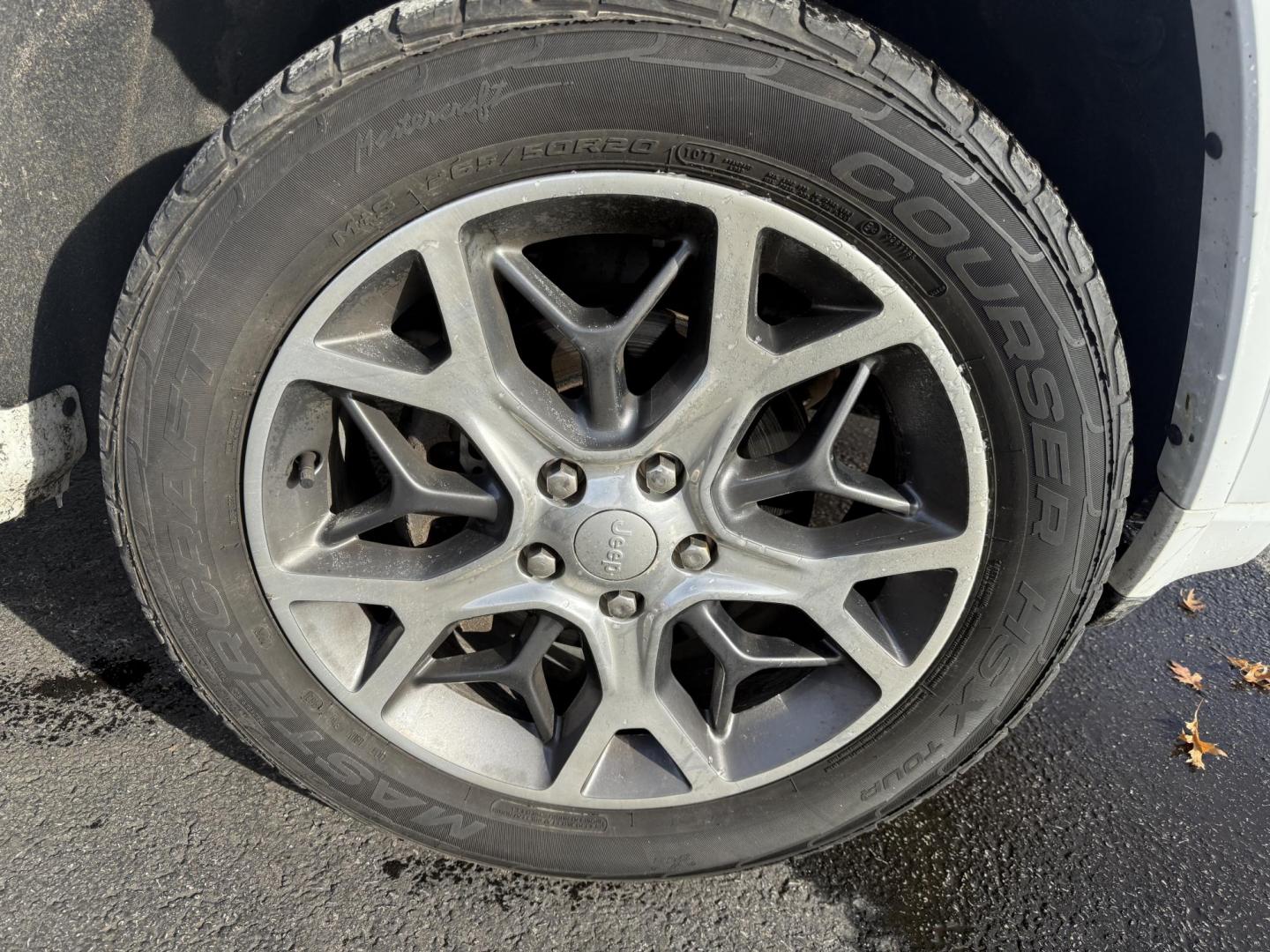 2020 White /Brown Jeep Grand Cherokee Overland 4WD (1C4RJFCG0LC) with an 3.6L V6 DOHC 24V engine, Automatic transmission, located at 547 E. Main St., Orwell, OH, 44076, (440) 437-5893, 41.535435, -80.847855 - 2020 Jeep Grand Cherokee Overland 4WD – Premium Luxury, Off-Road Capability, and Advanced Safety Elevate your driving experience with this 2020 Jeep Grand Cherokee Overland. Powered by a robust 3.6L Pentastar V6 engine and an 8-speed automatic transmission, this SUV offers a refined blend of po - Photo#4