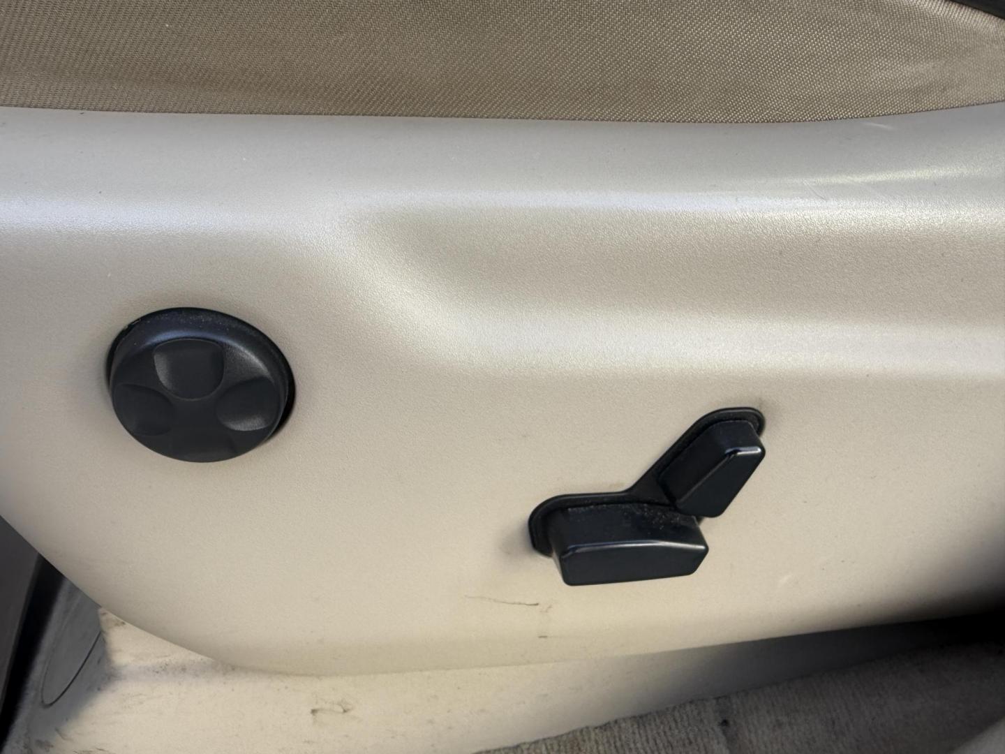 2020 White /Brown Jeep Grand Cherokee Overland 4WD (1C4RJFCG0LC) with an 3.6L V6 DOHC 24V engine, Automatic transmission, located at 547 E. Main St., Orwell, OH, 44076, (440) 437-5893, 41.535435, -80.847855 - 2020 Jeep Grand Cherokee Overland 4WD – Premium Luxury, Off-Road Capability, and Advanced Safety Elevate your driving experience with this 2020 Jeep Grand Cherokee Overland. Powered by a robust 3.6L Pentastar V6 engine and an 8-speed automatic transmission, this SUV offers a refined blend of po - Photo#20