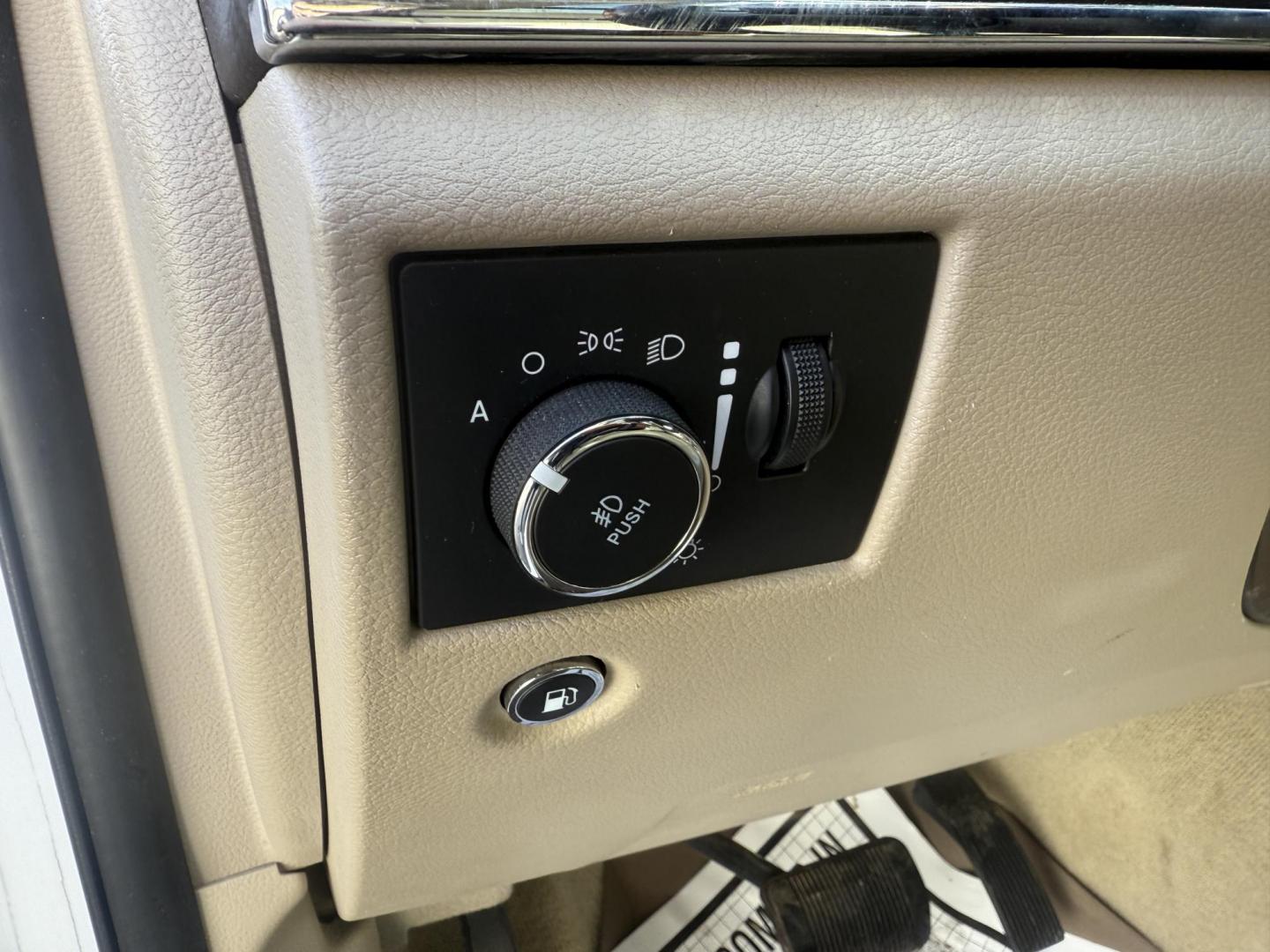 2020 White /Brown Jeep Grand Cherokee Overland 4WD (1C4RJFCG0LC) with an 3.6L V6 DOHC 24V engine, Automatic transmission, located at 547 E. Main St., Orwell, OH, 44076, (440) 437-5893, 41.535435, -80.847855 - 2020 Jeep Grand Cherokee Overland 4WD – Premium Luxury, Off-Road Capability, and Advanced Safety Elevate your driving experience with this 2020 Jeep Grand Cherokee Overland. Powered by a robust 3.6L Pentastar V6 engine and an 8-speed automatic transmission, this SUV offers a refined blend of po - Photo#22