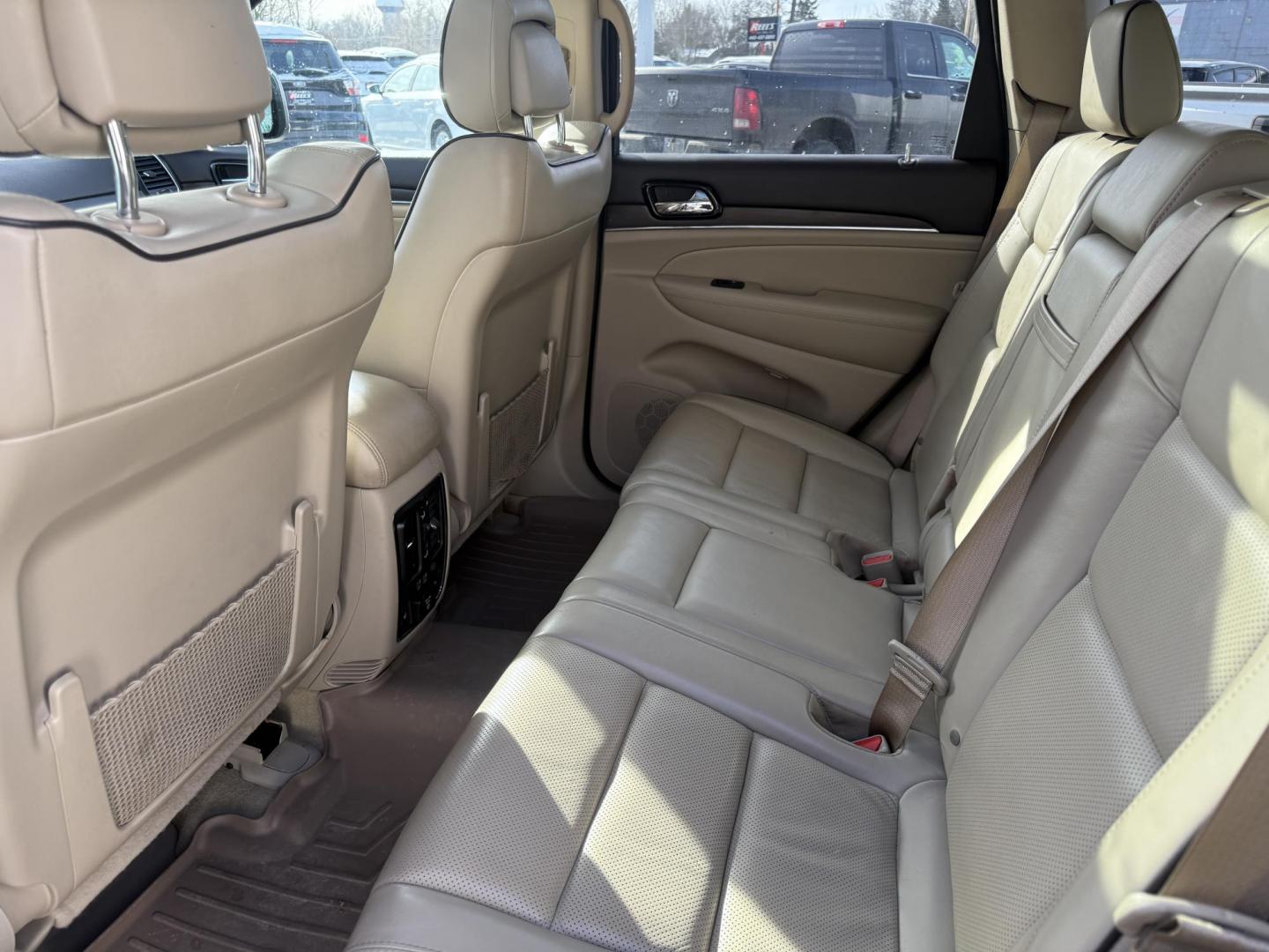 2020 White /Brown Jeep Grand Cherokee Overland 4WD (1C4RJFCG0LC) with an 3.6L V6 DOHC 24V engine, Automatic transmission, located at 547 E. Main St., Orwell, OH, 44076, (440) 437-5893, 41.535435, -80.847855 - 2020 Jeep Grand Cherokee Overland 4WD – Premium Luxury, Off-Road Capability, and Advanced Safety Elevate your driving experience with this 2020 Jeep Grand Cherokee Overland. Powered by a robust 3.6L Pentastar V6 engine and an 8-speed automatic transmission, this SUV offers a refined blend of po - Photo#40