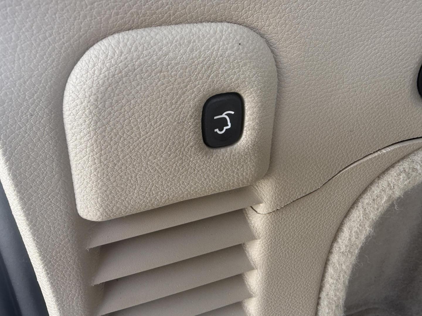 2020 White /Brown Jeep Grand Cherokee Overland 4WD (1C4RJFCG0LC) with an 3.6L V6 DOHC 24V engine, Automatic transmission, located at 547 E. Main St., Orwell, OH, 44076, (440) 437-5893, 41.535435, -80.847855 - 2020 Jeep Grand Cherokee Overland 4WD – Premium Luxury, Off-Road Capability, and Advanced Safety Elevate your driving experience with this 2020 Jeep Grand Cherokee Overland. Powered by a robust 3.6L Pentastar V6 engine and an 8-speed automatic transmission, this SUV offers a refined blend of po - Photo#45