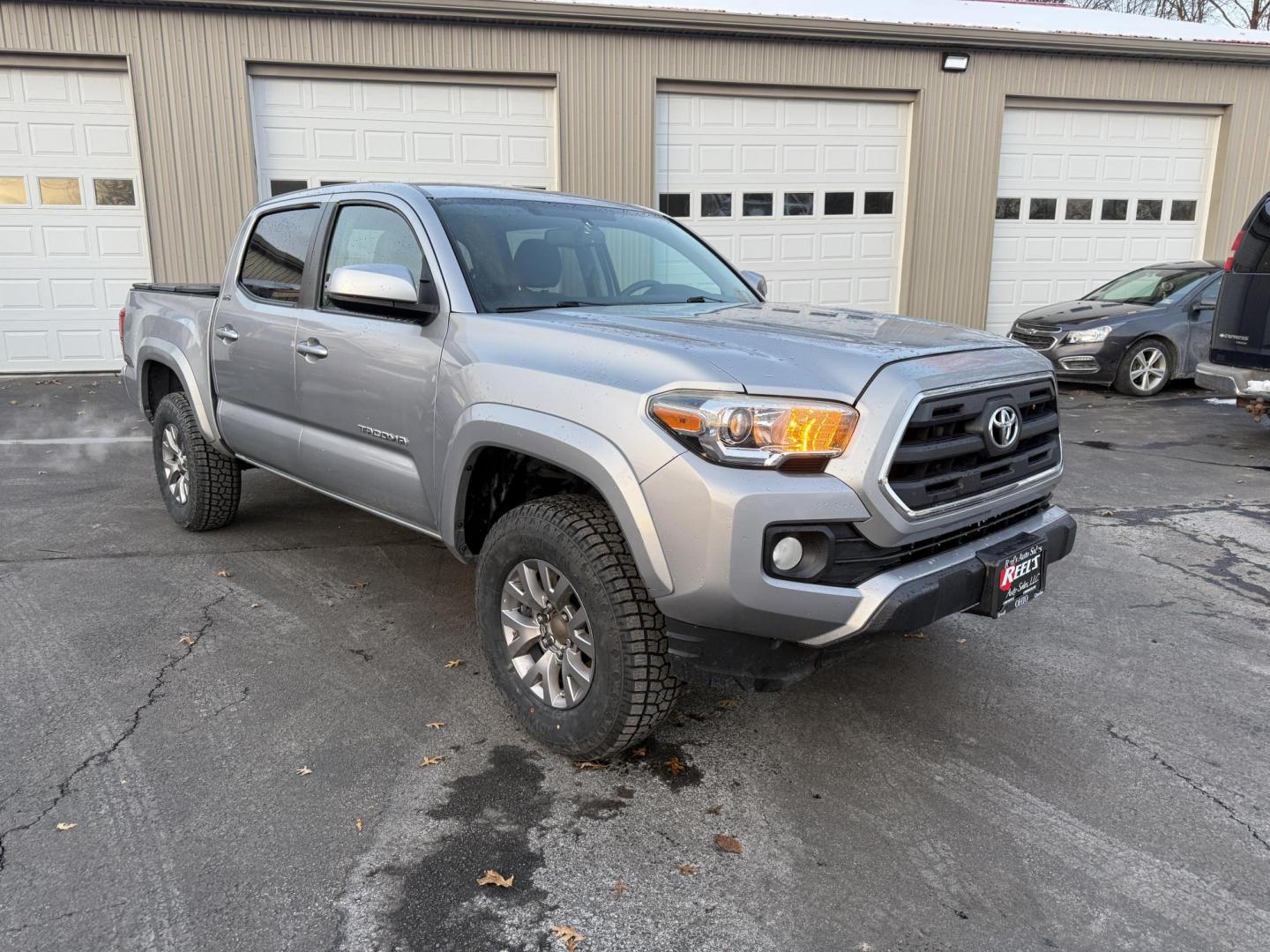 2016 Silver /Black Toyota Tacoma SR5 Double Cab Short Bed V6 5AT 4WD (3TMCZ5AN1GM) with an 3.5L V6 DOHC 24V engine, Automatic transmission, located at 547 E. Main St., Orwell, OH, 44076, (440) 437-5893, 41.535435, -80.847855 - 2016 Toyota Tacoma SR5 Crew Cab 4WD – Rugged Power, Reliability, and Versatile Performance Take on any adventure with confidence in this 2016 Toyota Tacoma SR5 Crew Cab 4WD. Powered by a durable 3.5L D-45 V6 engine and a smooth 6-speed automatic transmission, this truck delivers impressive perf - Photo#2