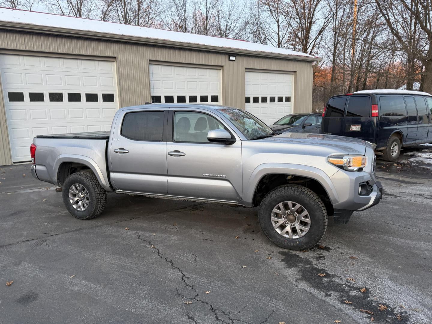 2016 Silver /Black Toyota Tacoma SR5 Double Cab Short Bed V6 5AT 4WD (3TMCZ5AN1GM) with an 3.5L V6 DOHC 24V engine, Automatic transmission, located at 547 E. Main St., Orwell, OH, 44076, (440) 437-5893, 41.535435, -80.847855 - 2016 Toyota Tacoma SR5 Crew Cab 4WD – Rugged Power, Reliability, and Versatile Performance Take on any adventure with confidence in this 2016 Toyota Tacoma SR5 Crew Cab 4WD. Powered by a durable 3.5L D-45 V6 engine and a smooth 6-speed automatic transmission, this truck delivers impressive perf - Photo#3