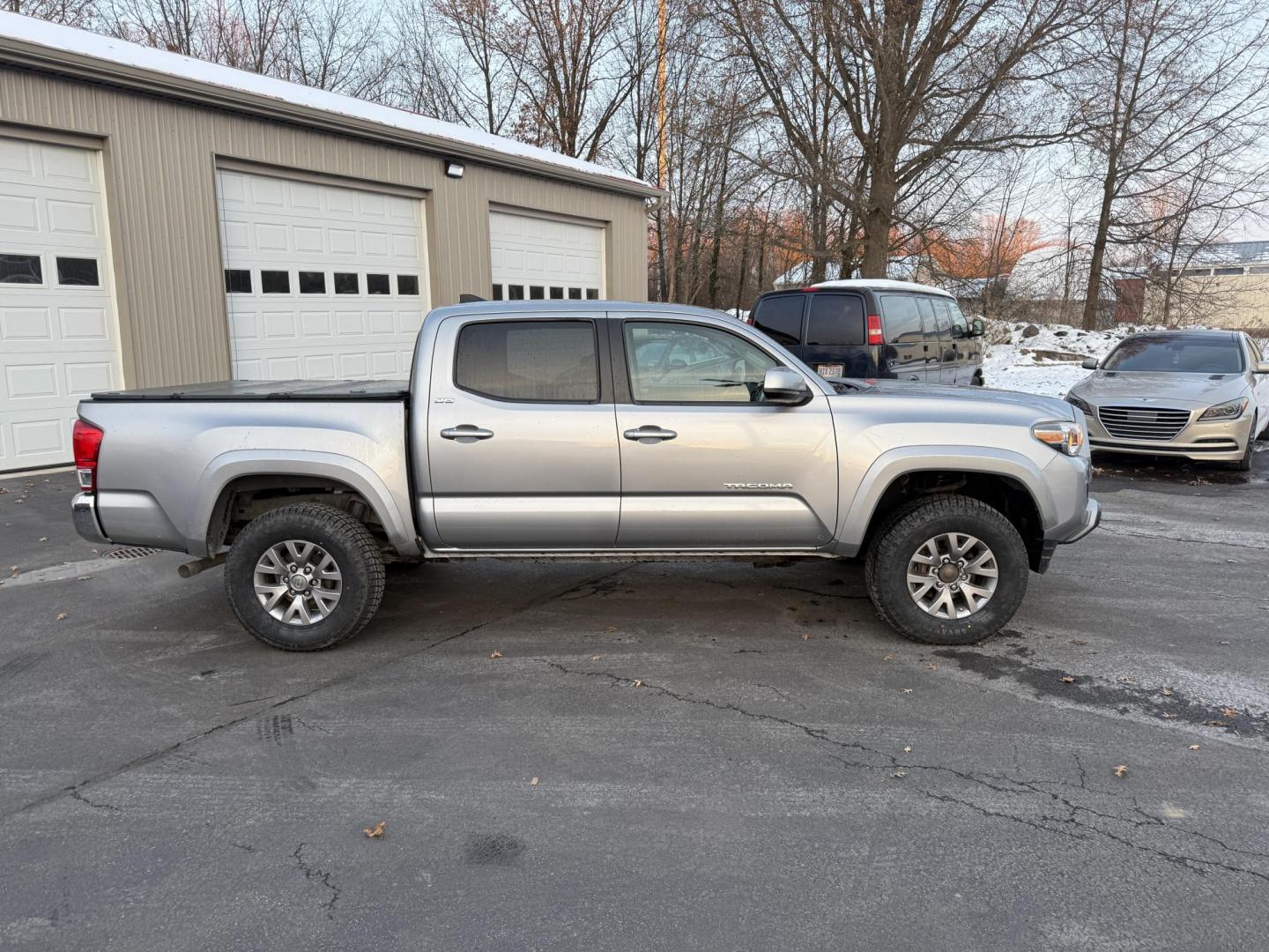 2016 Silver /Black Toyota Tacoma SR5 Double Cab Short Bed V6 5AT 4WD (3TMCZ5AN1GM) with an 3.5L V6 DOHC 24V engine, Automatic transmission, located at 547 E. Main St., Orwell, OH, 44076, (440) 437-5893, 41.535435, -80.847855 - 2016 Toyota Tacoma SR5 Crew Cab 4WD – Rugged Power, Reliability, and Versatile Performance Take on any adventure with confidence in this 2016 Toyota Tacoma SR5 Crew Cab 4WD. Powered by a durable 3.5L D-45 V6 engine and a smooth 6-speed automatic transmission, this truck delivers impressive perf - Photo#5