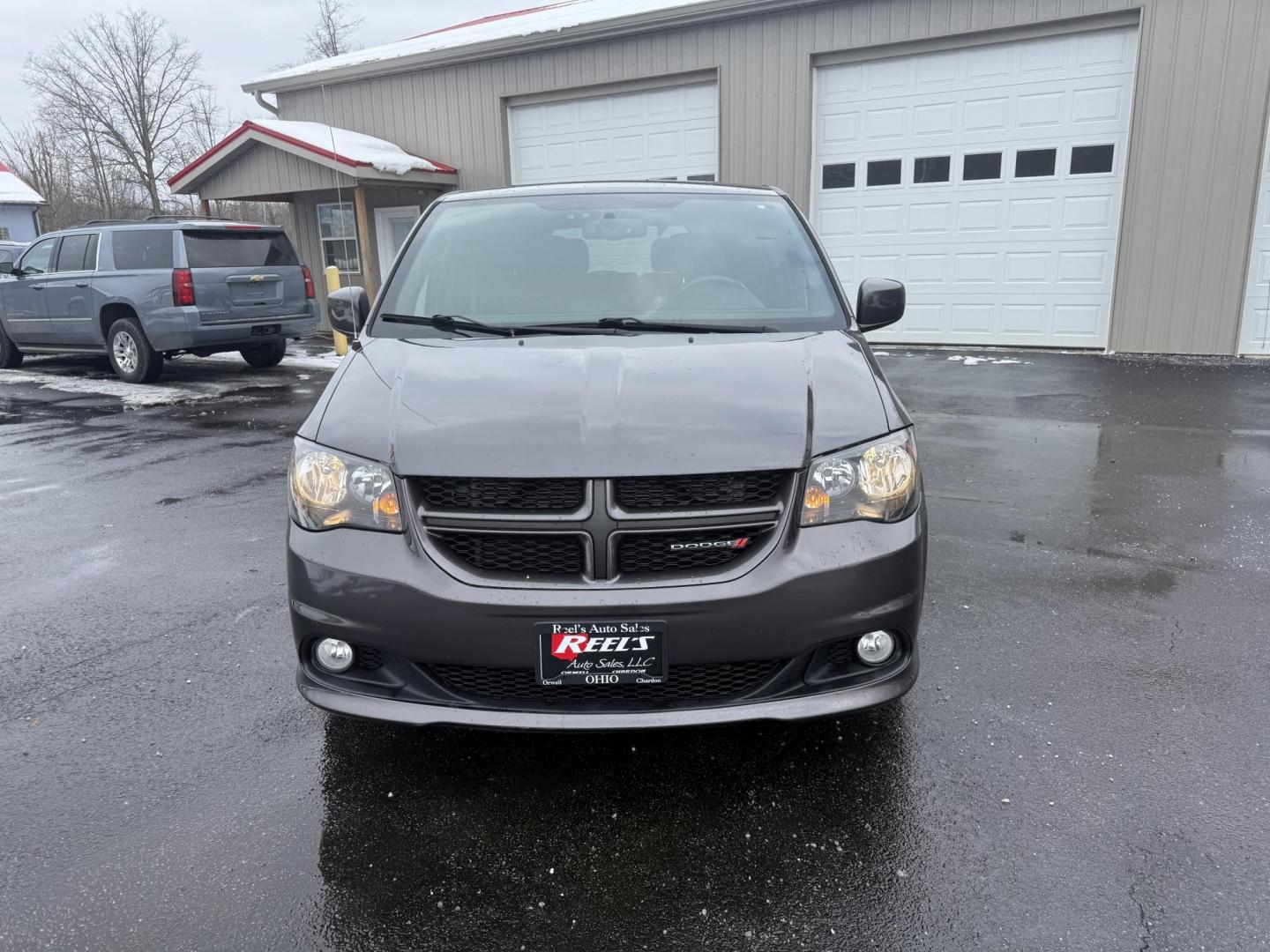2018 Gray /Black Dodge Grand Caravan GT (2C4RDGEG0JR) with an 3.6L V6 DOHC 24V FFV engine, Automatic transmission, located at 547 E. Main St., Orwell, OH, 44076, (440) 437-5893, 41.535435, -80.847855 - One Owner ---- 2018 Dodge Grand Caravan GT – Versatile Family Cruiser with Premium Comfort and Tech Experience the perfect blend of practicality, comfort, and technology with this 2018 Dodge Grand Caravan GT. Powered by a reliable 3.6L Pentastar V6 engine and a smooth 6-speed automatic transmis - Photo#1
