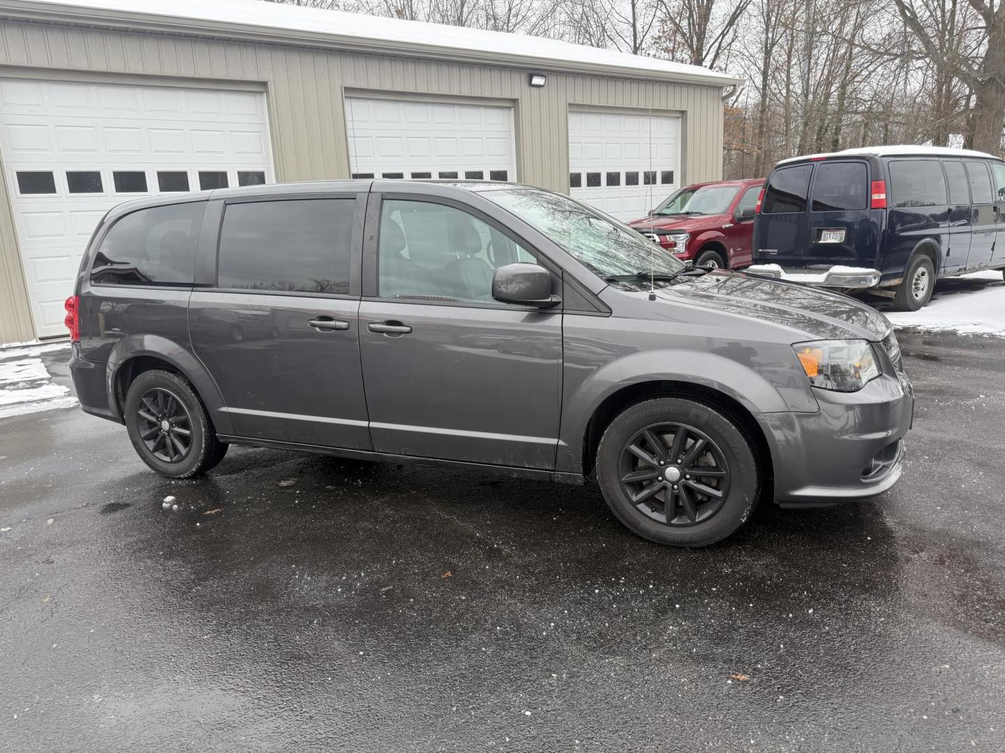 2018 Gray /Black Dodge Grand Caravan GT (2C4RDGEG0JR) with an 3.6L V6 DOHC 24V FFV engine, Automatic transmission, located at 547 E. Main St., Orwell, OH, 44076, (440) 437-5893, 41.535435, -80.847855 - One Owner ---- 2018 Dodge Grand Caravan GT – Versatile Family Cruiser with Premium Comfort and Tech Experience the perfect blend of practicality, comfort, and technology with this 2018 Dodge Grand Caravan GT. Powered by a reliable 3.6L Pentastar V6 engine and a smooth 6-speed automatic transmis - Photo#3