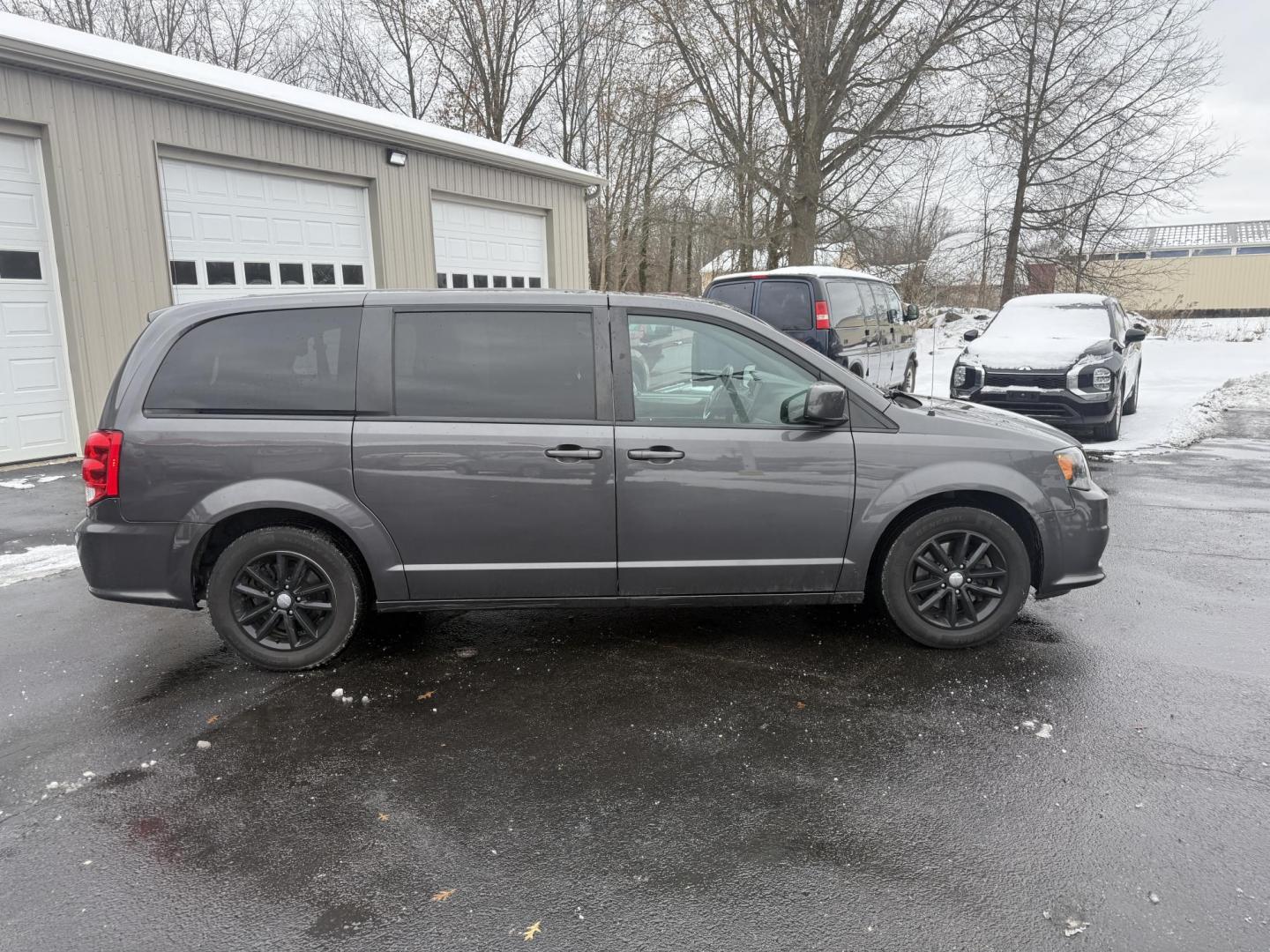 2018 Gray /Black Dodge Grand Caravan GT (2C4RDGEG0JR) with an 3.6L V6 DOHC 24V FFV engine, Automatic transmission, located at 547 E. Main St., Orwell, OH, 44076, (440) 437-5893, 41.535435, -80.847855 - One Owner ---- 2018 Dodge Grand Caravan GT – Versatile Family Cruiser with Premium Comfort and Tech Experience the perfect blend of practicality, comfort, and technology with this 2018 Dodge Grand Caravan GT. Powered by a reliable 3.6L Pentastar V6 engine and a smooth 6-speed automatic transmis - Photo#5