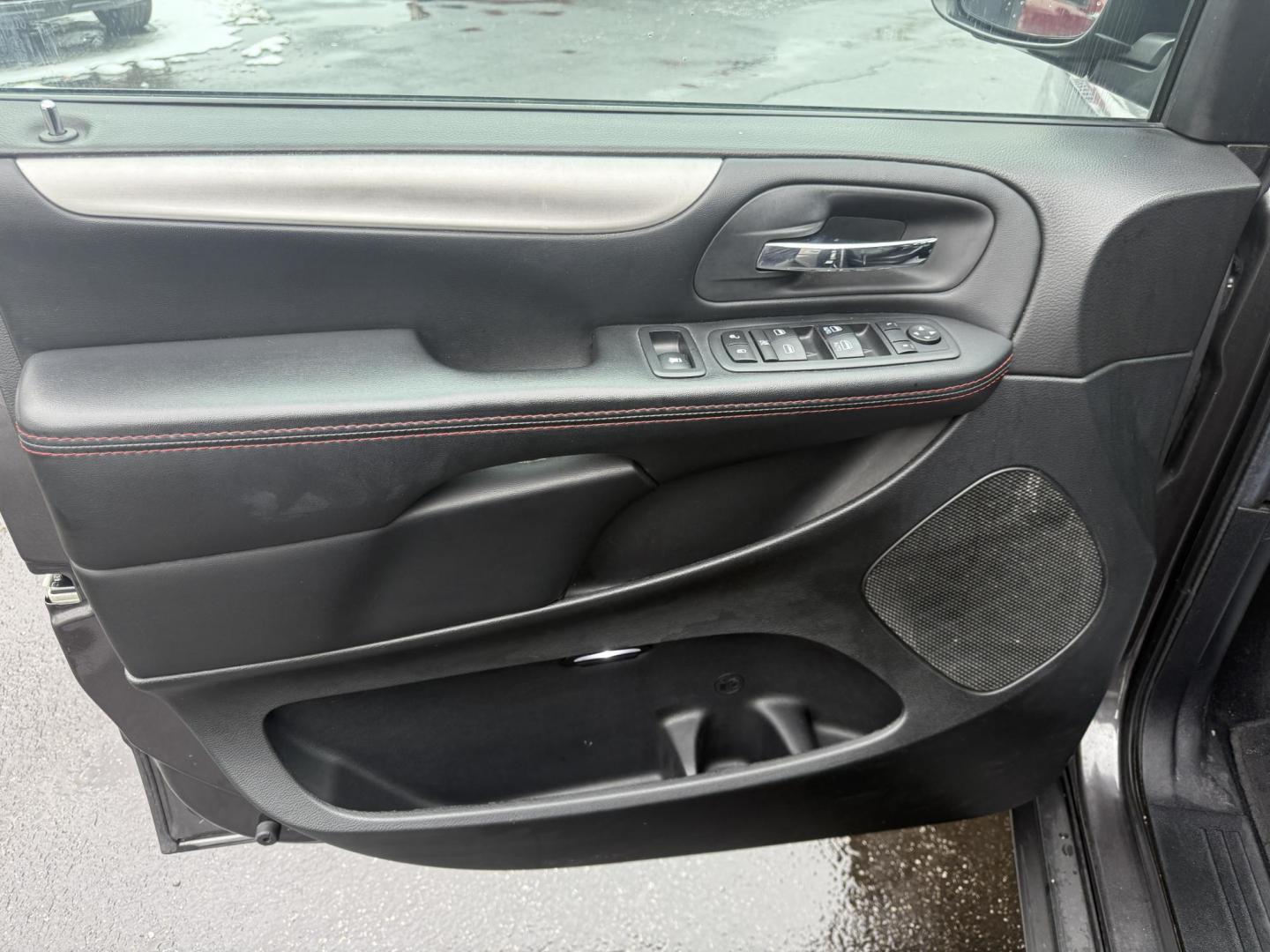 2018 Gray /Black Dodge Grand Caravan GT (2C4RDGEG0JR) with an 3.6L V6 DOHC 24V FFV engine, Automatic transmission, located at 547 E. Main St., Orwell, OH, 44076, (440) 437-5893, 41.535435, -80.847855 - One Owner ---- 2018 Dodge Grand Caravan GT – Versatile Family Cruiser with Premium Comfort and Tech Experience the perfect blend of practicality, comfort, and technology with this 2018 Dodge Grand Caravan GT. Powered by a reliable 3.6L Pentastar V6 engine and a smooth 6-speed automatic transmis - Photo#16