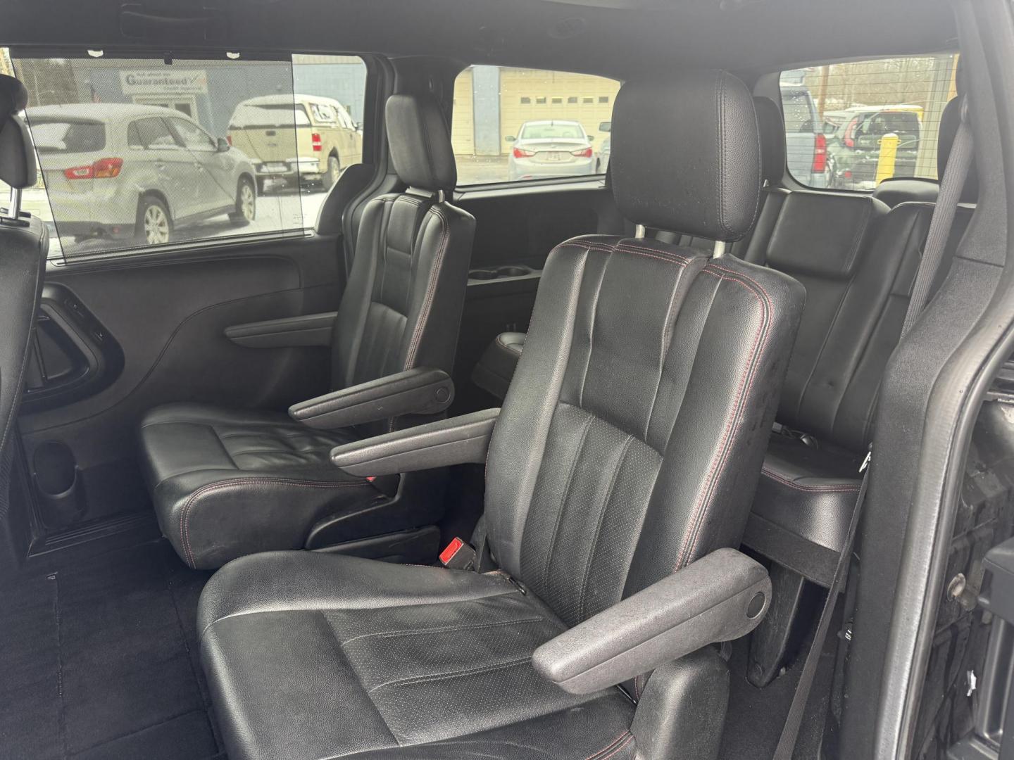 2018 Gray /Black Dodge Grand Caravan GT (2C4RDGEG0JR) with an 3.6L V6 DOHC 24V FFV engine, Automatic transmission, located at 547 E. Main St., Orwell, OH, 44076, (440) 437-5893, 41.535435, -80.847855 - One Owner ---- 2018 Dodge Grand Caravan GT – Versatile Family Cruiser with Premium Comfort and Tech Experience the perfect blend of practicality, comfort, and technology with this 2018 Dodge Grand Caravan GT. Powered by a reliable 3.6L Pentastar V6 engine and a smooth 6-speed automatic transmis - Photo#34