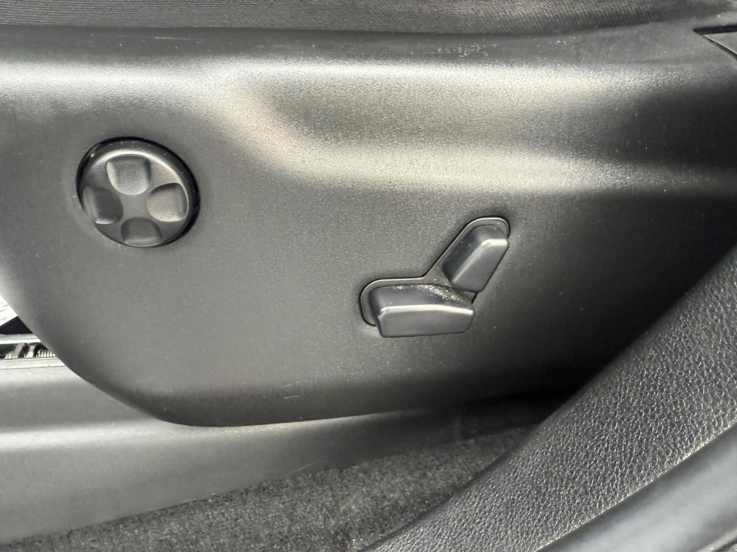 2014 Gray /Black Jeep Grand Cherokee Limited 4WD (1C4RJFBG0EC) with an 3.6L V6 DOHC 24V FFV engine, Automatic transmission, located at 11115 Chardon Rd. , Chardon, OH, 44024, (440) 214-9705, 41.580246, -81.241943 - Photo#19