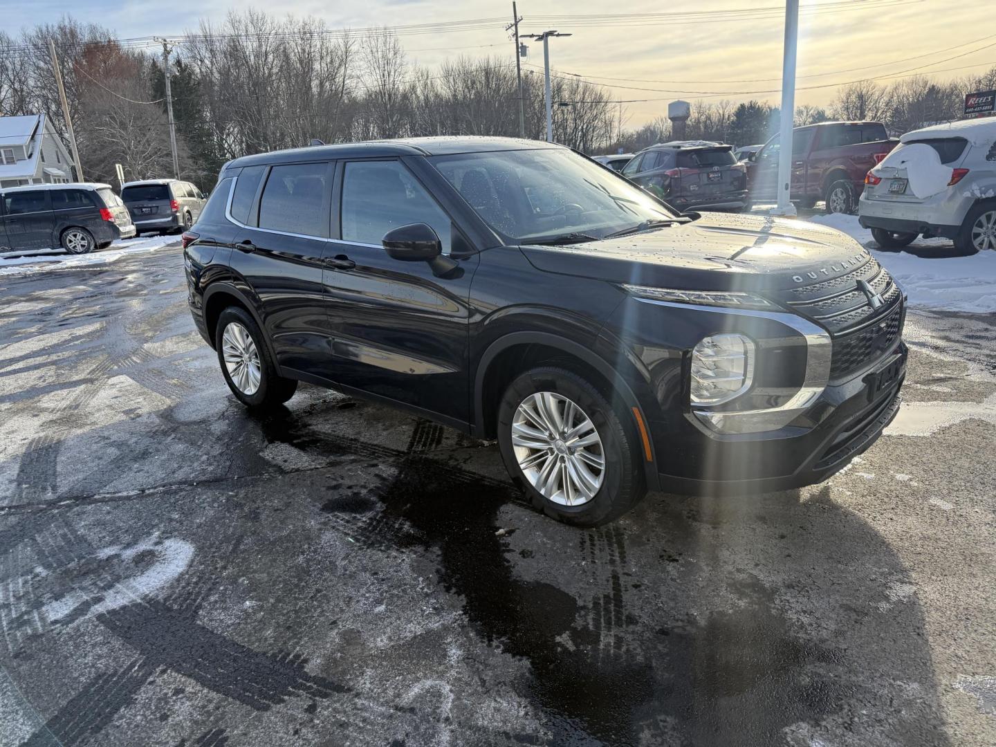 2022 Black /Black Mitsubishi Outlander ES 4WD (JA4J4TA82NZ) with an 2.5L I4 DOHC 16V engine, Automatic transmission, located at 547 E. Main St., Orwell, OH, 44076, (440) 437-5893, 41.535435, -80.847855 - Photo#2