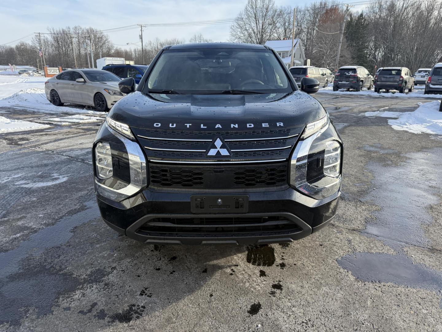2022 Black /Black Mitsubishi Outlander ES 4WD (JA4J4TA82NZ) with an 2.5L I4 DOHC 16V engine, Automatic transmission, located at 547 E. Main St., Orwell, OH, 44076, (440) 437-5893, 41.535435, -80.847855 - Photo#1