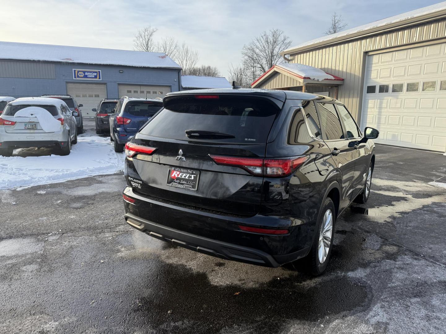 2022 Black /Black Mitsubishi Outlander ES 4WD (JA4J4TA82NZ) with an 2.5L I4 DOHC 16V engine, Automatic transmission, located at 547 E. Main St., Orwell, OH, 44076, (440) 437-5893, 41.535435, -80.847855 - Photo#6