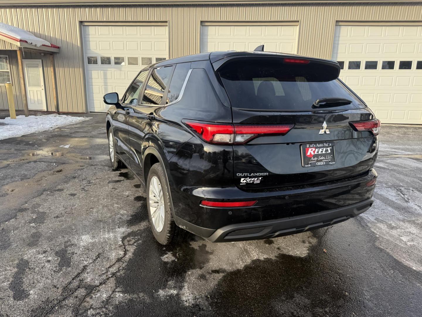 2022 Black /Black Mitsubishi Outlander ES 4WD (JA4J4TA82NZ) with an 2.5L I4 DOHC 16V engine, Automatic transmission, located at 547 E. Main St., Orwell, OH, 44076, (440) 437-5893, 41.535435, -80.847855 - Photo#8