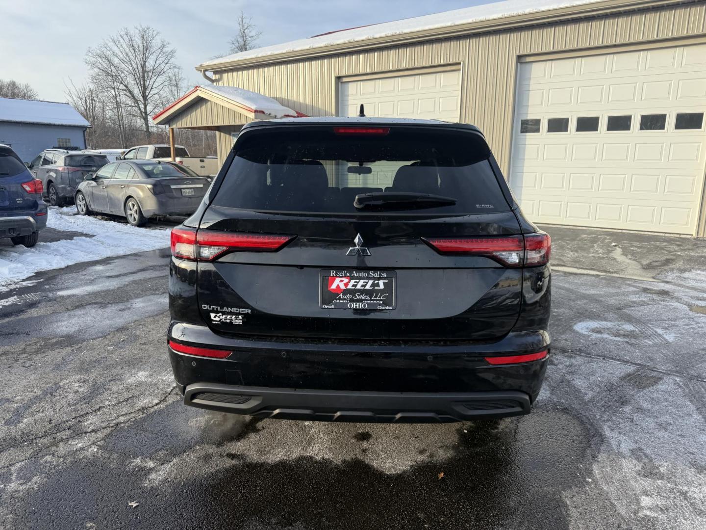 2022 Black /Black Mitsubishi Outlander ES 4WD (JA4J4TA82NZ) with an 2.5L I4 DOHC 16V engine, Automatic transmission, located at 547 E. Main St., Orwell, OH, 44076, (440) 437-5893, 41.535435, -80.847855 - Photo#7
