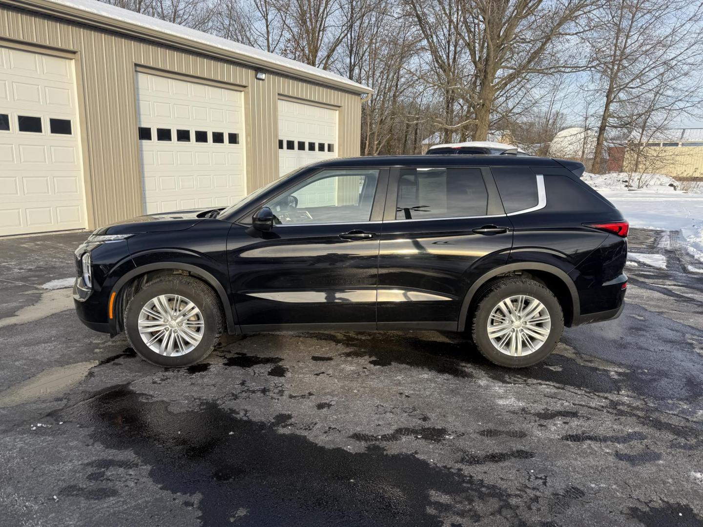 2022 Black /Black Mitsubishi Outlander ES 4WD (JA4J4TA82NZ) with an 2.5L I4 DOHC 16V engine, Automatic transmission, located at 547 E. Main St., Orwell, OH, 44076, (440) 437-5893, 41.535435, -80.847855 - Photo#11