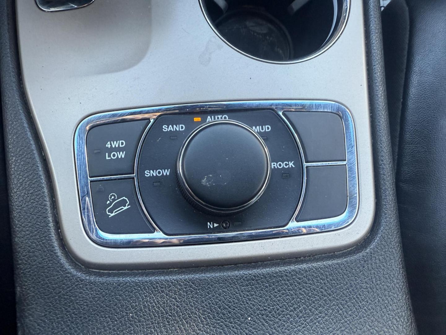 2015 Red /Black Jeep Grand Cherokee Limited 4WD (1C4RJFBG7FC) with an 3.6L V6 DOHC 24V FFV engine, Automatic transmission, located at 547 E. Main St., Orwell, OH, 44076, (440) 437-5893, 41.535435, -80.847855 - 2015 Jeep Grand Cherokee Limited 4WD – Premium Comfort, Practical Capability, and Modern Technology Experience the perfect blend of luxury and versatility with this 2015 Jeep Grand Cherokee Limited 4WD. Equipped with a powerful 3.6L Pentastar V6 engine and an efficient 8-speed automatic transmi - Photo#38