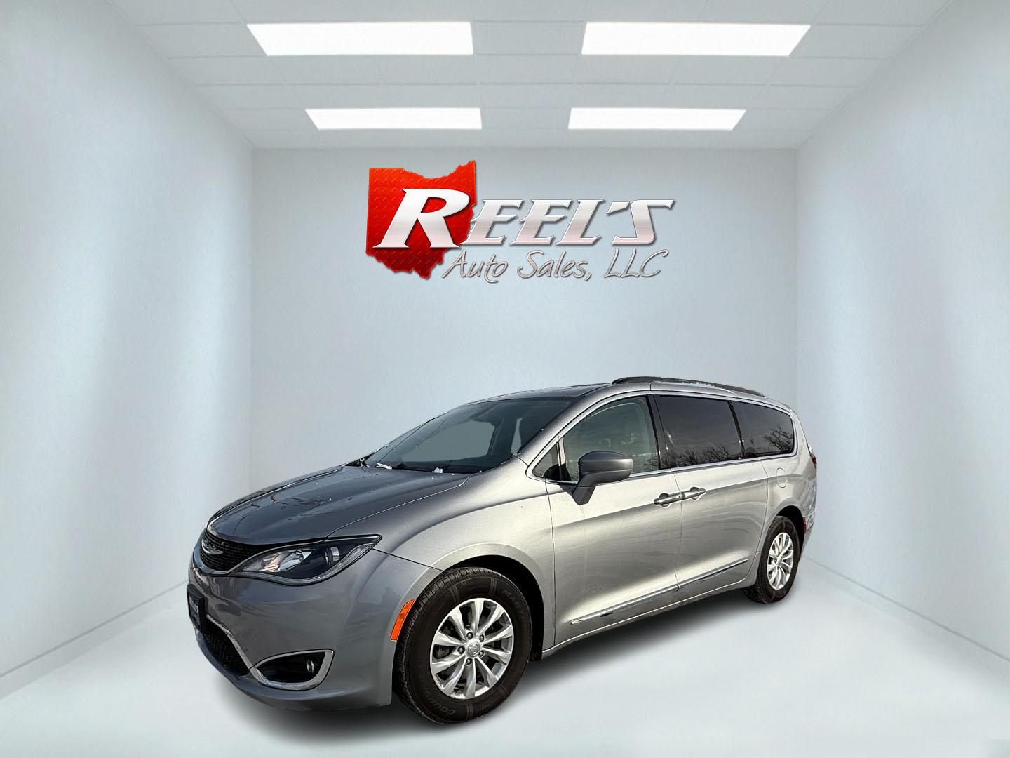 2017 Chrysler Pacifica Touring L's photo