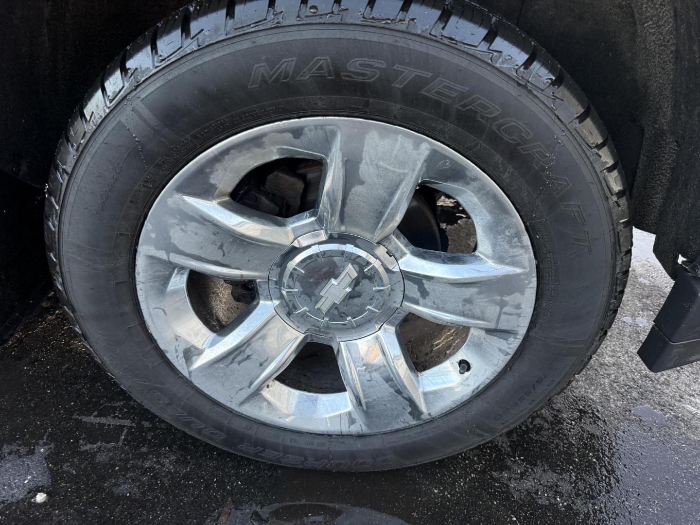 2018 Red /Black Chevrolet Silverado 1500 LTZ Crew Cab 4WD (3GCUKSEJ5JG) with an 6.2L V8 OHV 16V engine, Automatic transmission, located at 547 E. Main St., Orwell, OH, 44076, (440) 437-5893, 41.535435, -80.847855 - 2018 Chevrolet Silverado 1500 LTZ Crew Cab 4WD – Unmatched Power, Premium Comfort, and Advanced Technology Experience the perfect combination of strength, luxury, and innovation with this 2018 Chevrolet Silverado 1500 LTZ Crew Cab 4WD. Under the hood, a commanding 6.2L EcoTec3 V8 engine deliver - Photo#4