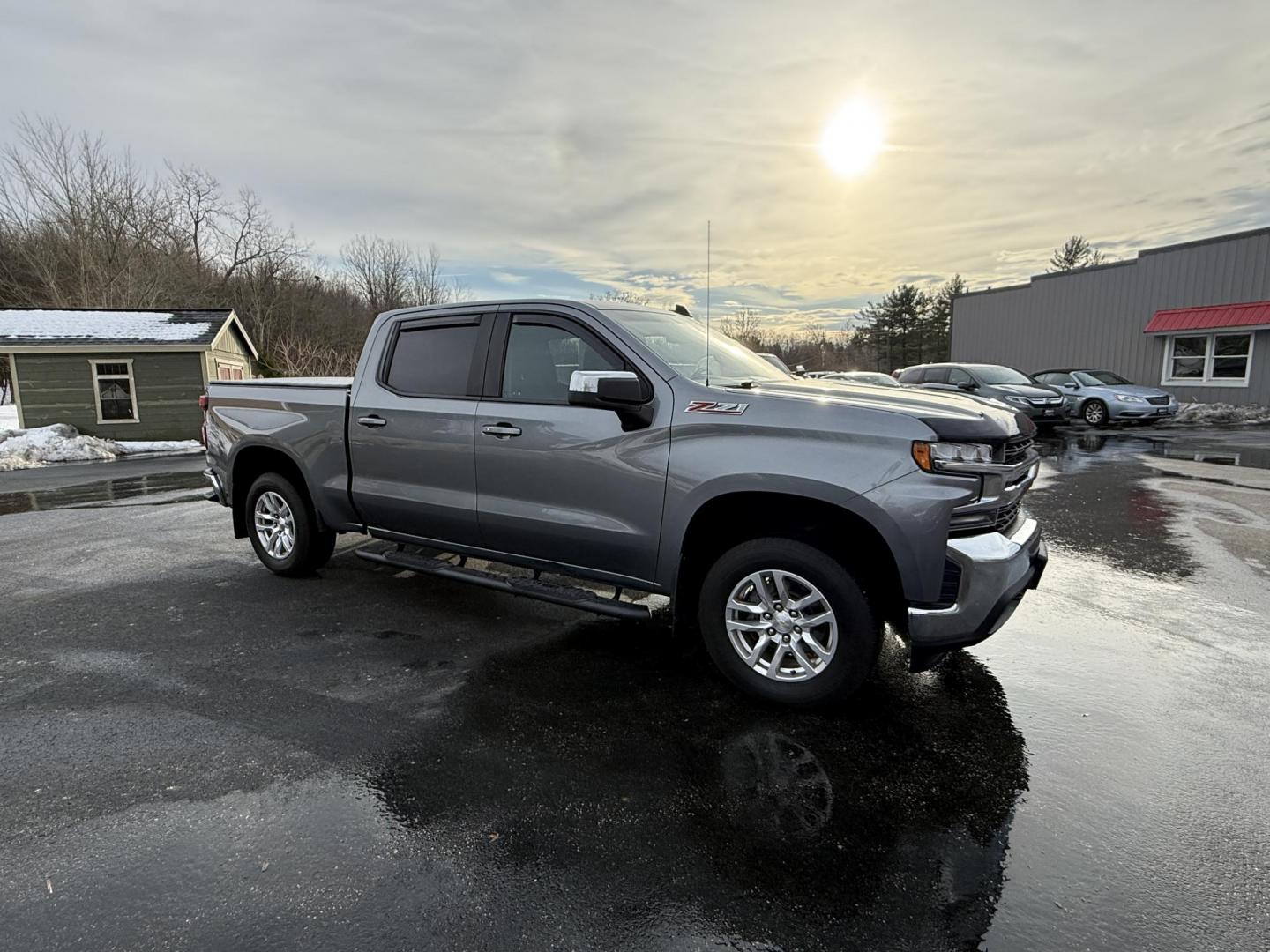 2020 Gray /Black Chevrolet Silverado 1500 LT Crew Cab 4WD (3GCUYDED8LG) with an 5.3L V8 OHV 16V engine, Automatic transmission, located at 11115 Chardon Rd. , Chardon, OH, 44024, (440) 214-9705, 41.580246, -81.241943 - 2020 Chevrolet Silverado 1500 LT Crew Cab – Rugged Capability, Modern Comfort, and Advanced Technology Get ready to tackle any job or adventure in this 2020 Chevrolet Silverado 1500 LT Crew Cab. Powered by a robust 5.3L EcoTec3 V8 engine paired with an 8-speed automatic transmission, this truck - Photo#4