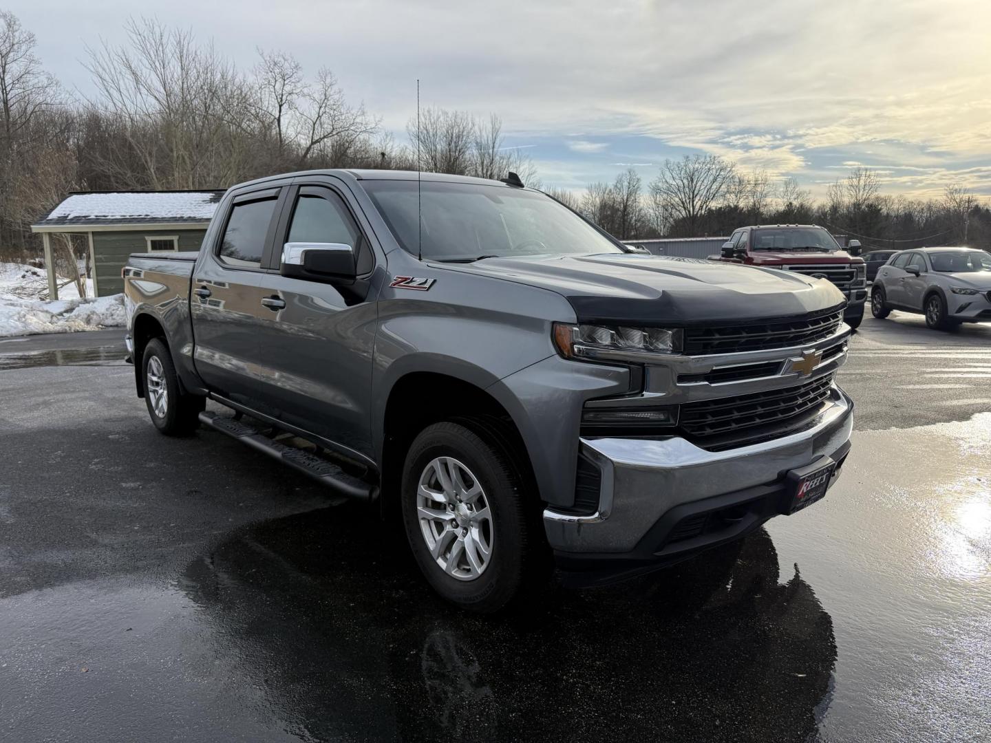 2020 Gray /Black Chevrolet Silverado 1500 LT Crew Cab 4WD (3GCUYDED8LG) with an 5.3L V8 OHV 16V engine, Automatic transmission, located at 11115 Chardon Rd. , Chardon, OH, 44024, (440) 214-9705, 41.580246, -81.241943 - 2020 Chevrolet Silverado 1500 LT Crew Cab – Rugged Capability, Modern Comfort, and Advanced Technology Get ready to tackle any job or adventure in this 2020 Chevrolet Silverado 1500 LT Crew Cab. Powered by a robust 5.3L EcoTec3 V8 engine paired with an 8-speed automatic transmission, this truck - Photo#3