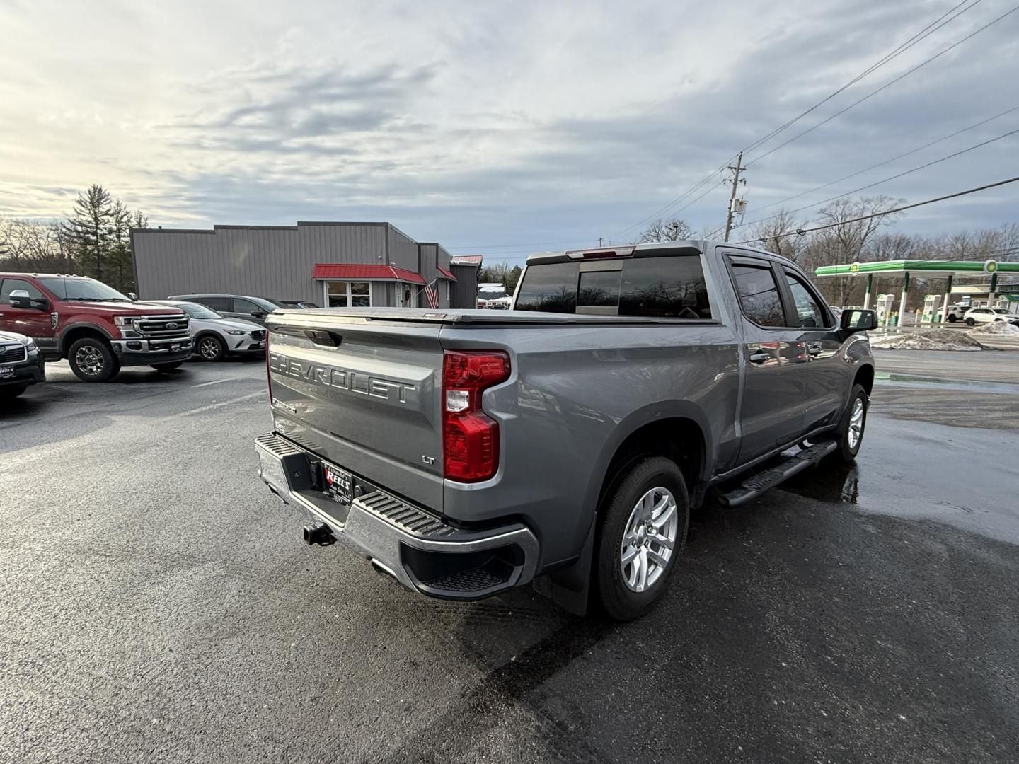 2020 Gray /Black Chevrolet Silverado 1500 LT Crew Cab 4WD (3GCUYDED8LG) with an 5.3L V8 OHV 16V engine, Automatic transmission, located at 11115 Chardon Rd. , Chardon, OH, 44024, (440) 214-9705, 41.580246, -81.241943 - 2020 Chevrolet Silverado 1500 LT Crew Cab – Rugged Capability, Modern Comfort, and Advanced Technology Get ready to tackle any job or adventure in this 2020 Chevrolet Silverado 1500 LT Crew Cab. Powered by a robust 5.3L EcoTec3 V8 engine paired with an 8-speed automatic transmission, this truck - Photo#7
