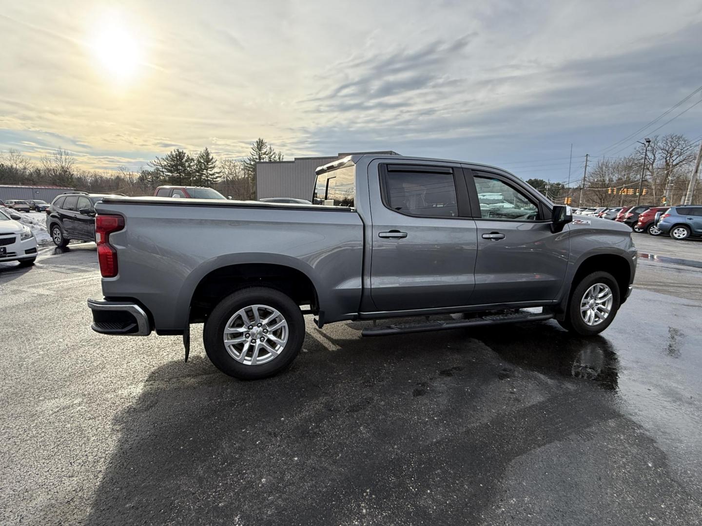 2020 Gray /Black Chevrolet Silverado 1500 LT Crew Cab 4WD (3GCUYDED8LG) with an 5.3L V8 OHV 16V engine, Automatic transmission, located at 11115 Chardon Rd. , Chardon, OH, 44024, (440) 214-9705, 41.580246, -81.241943 - 2020 Chevrolet Silverado 1500 LT Crew Cab – Rugged Capability, Modern Comfort, and Advanced Technology Get ready to tackle any job or adventure in this 2020 Chevrolet Silverado 1500 LT Crew Cab. Powered by a robust 5.3L EcoTec3 V8 engine paired with an 8-speed automatic transmission, this truck - Photo#6