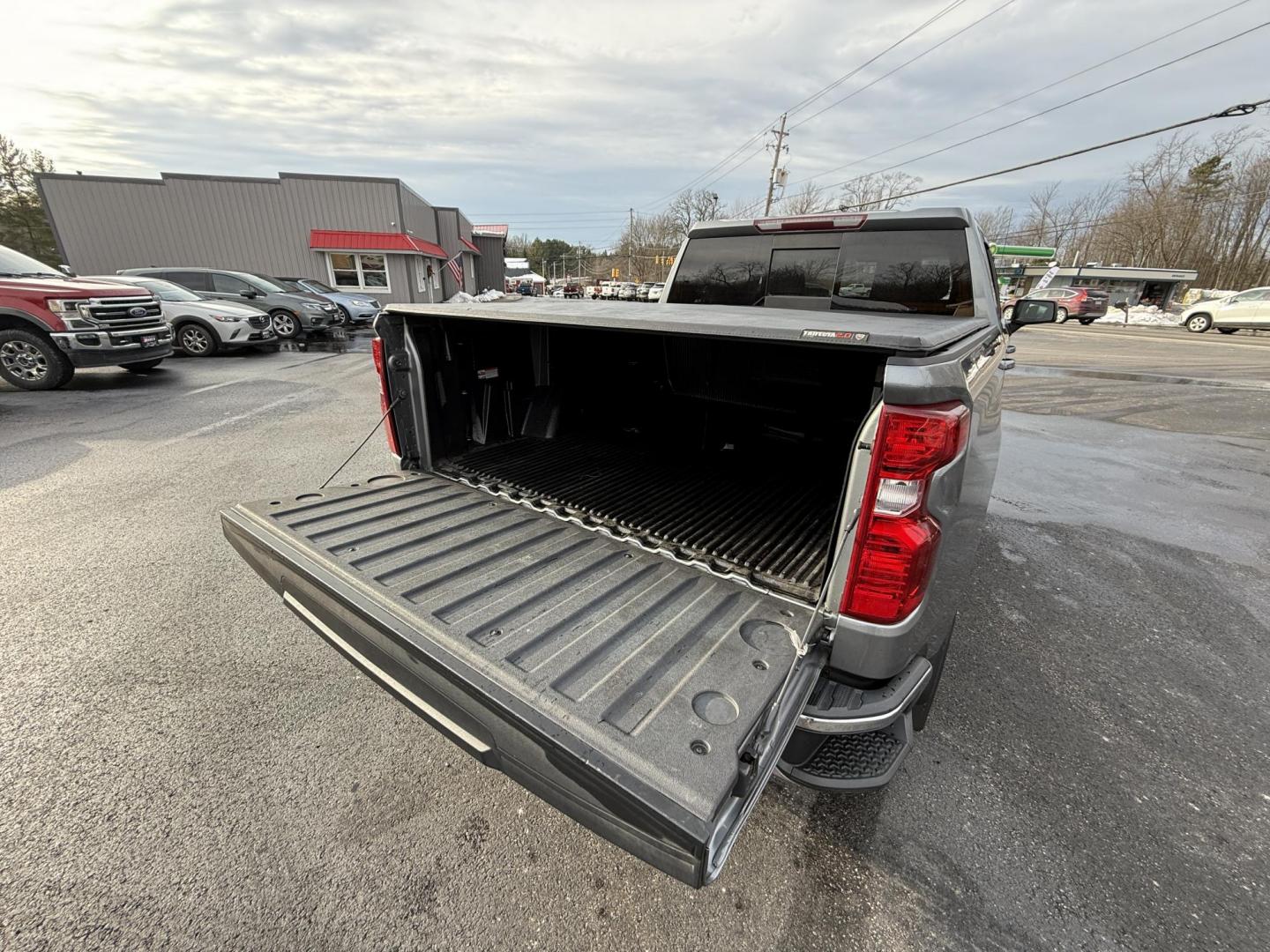 2020 Gray /Black Chevrolet Silverado 1500 LT Crew Cab 4WD (3GCUYDED8LG) with an 5.3L V8 OHV 16V engine, Automatic transmission, located at 11115 Chardon Rd. , Chardon, OH, 44024, (440) 214-9705, 41.580246, -81.241943 - 2020 Chevrolet Silverado 1500 LT Crew Cab – Rugged Capability, Modern Comfort, and Advanced Technology Get ready to tackle any job or adventure in this 2020 Chevrolet Silverado 1500 LT Crew Cab. Powered by a robust 5.3L EcoTec3 V8 engine paired with an 8-speed automatic transmission, this truck - Photo#11
