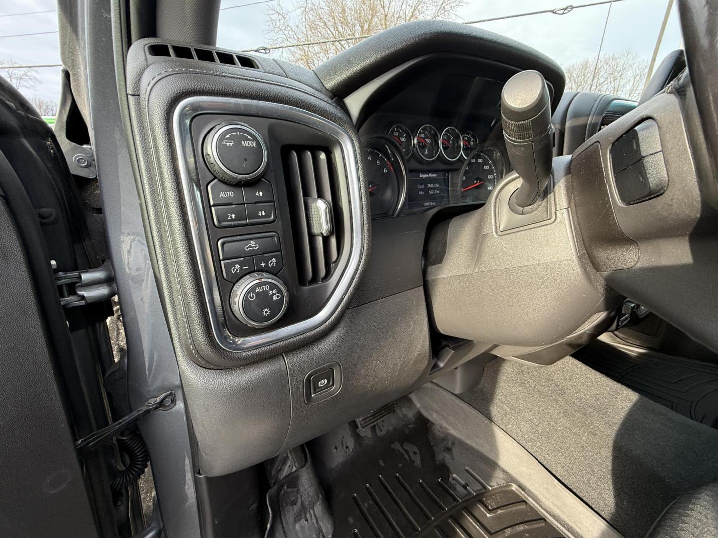 2020 Gray /Black Chevrolet Silverado 1500 LT Crew Cab 4WD (3GCUYDED8LG) with an 5.3L V8 OHV 16V engine, Automatic transmission, located at 11115 Chardon Rd. , Chardon, OH, 44024, (440) 214-9705, 41.580246, -81.241943 - 2020 Chevrolet Silverado 1500 LT Crew Cab – Rugged Capability, Modern Comfort, and Advanced Technology Get ready to tackle any job or adventure in this 2020 Chevrolet Silverado 1500 LT Crew Cab. Powered by a robust 5.3L EcoTec3 V8 engine paired with an 8-speed automatic transmission, this truck - Photo#27