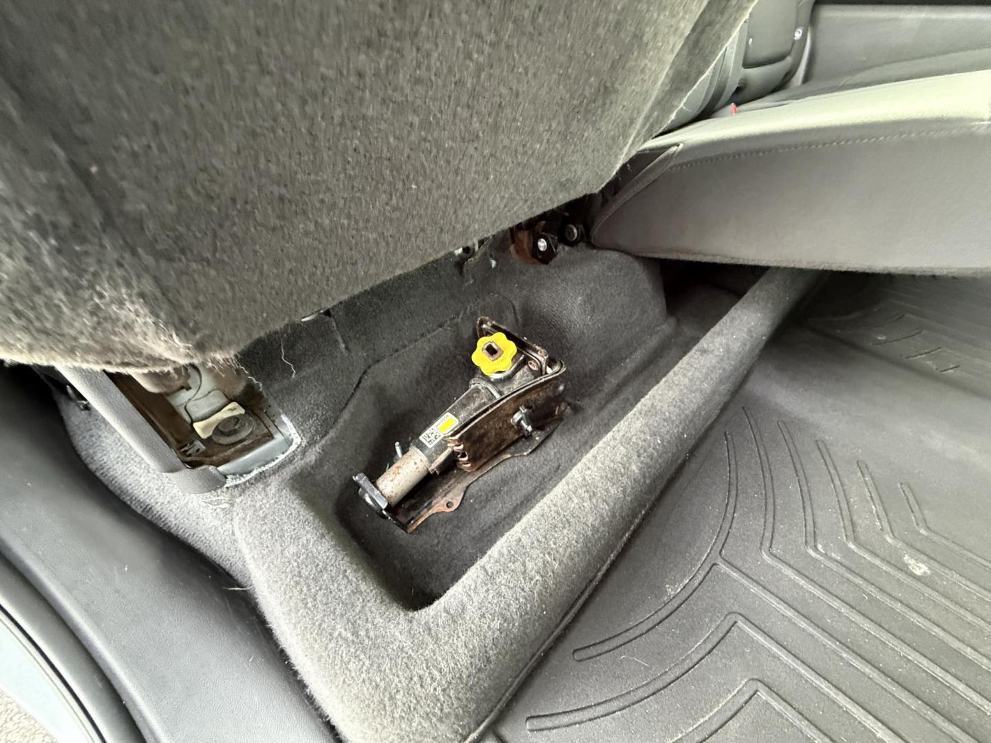 2020 Gray /Black Chevrolet Silverado 1500 LT Crew Cab 4WD (3GCUYDED8LG) with an 5.3L V8 OHV 16V engine, Automatic transmission, located at 11115 Chardon Rd. , Chardon, OH, 44024, (440) 214-9705, 41.580246, -81.241943 - 2020 Chevrolet Silverado 1500 LT Crew Cab – Rugged Capability, Modern Comfort, and Advanced Technology Get ready to tackle any job or adventure in this 2020 Chevrolet Silverado 1500 LT Crew Cab. Powered by a robust 5.3L EcoTec3 V8 engine paired with an 8-speed automatic transmission, this truck - Photo#41