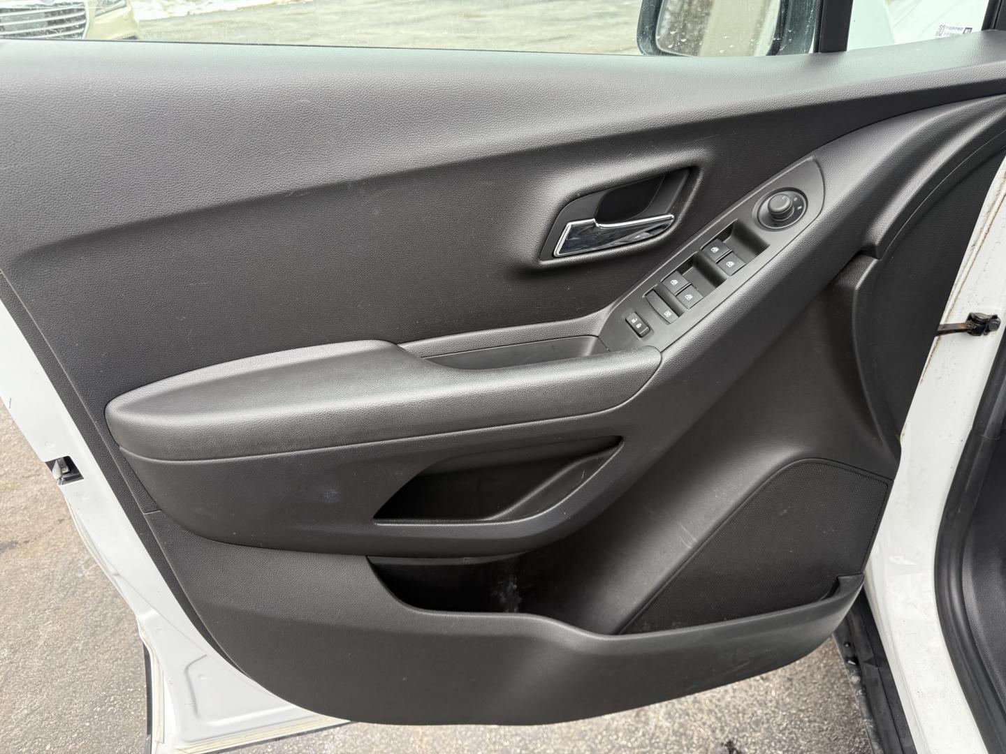 2018 White /Black Chevrolet Trax LT AWD (KL7CJPSB4JB) with an 1.4L I4 DOHC 16V TURBO engine, Automatic transmission, located at 547 E. Main St., Orwell, OH, 44076, (440) 437-5893, 41.535435, -80.847855 - 2018 Chevrolet Trax LT AWD – Compact Versatility, Modern Tech, and All-Weather Confidence Elevate your daily commute with this 2018 Chevrolet Trax LT AWD, designed for drivers who value efficiency, technology, and convenience. Equipped with a turbocharged 1.4L EcoTec I4 engine and a smooth 6-sp - Photo#16