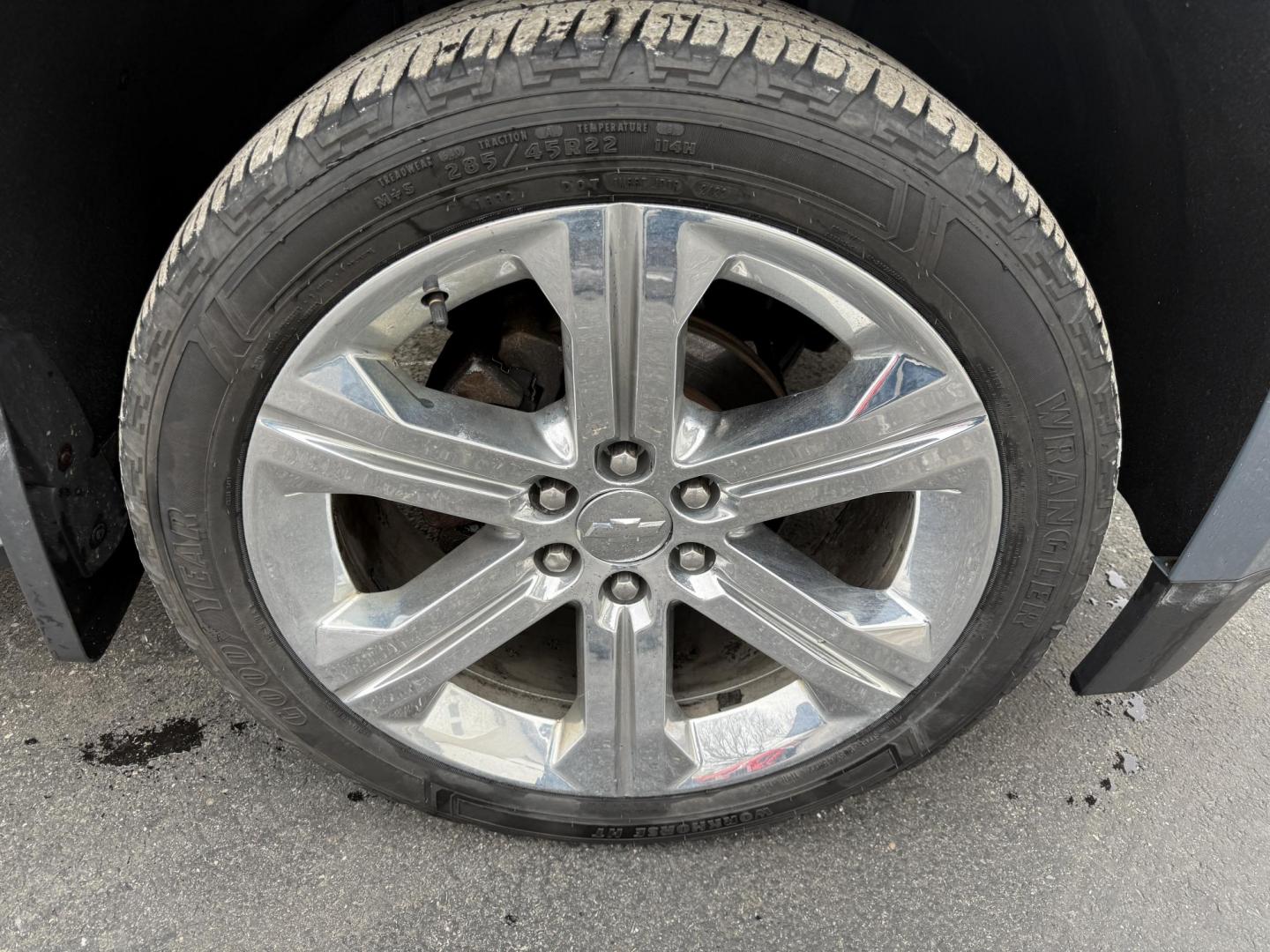 2015 Gray /Tan Chevrolet Tahoe LT 4WD (1GNSKBKC8FR) with an 5.3L V8 OHV 16V engine, Automatic transmission, located at 547 E. Main St., Orwell, OH, 44076, (440) 437-5893, 41.535435, -80.847855 - 2015 Chevrolet Tahoe LT 4WD – Family Luxury, Rugged Capability, and Premium Features Upgrade your adventures with this 2015 Chevrolet Tahoe LT 4WD—an SUV that blends powerful performance, advanced technology, and luxurious comfort. Under the hood, the 5.3L EcoTec3 V8 engine paired with a 6-sp - Photo#4