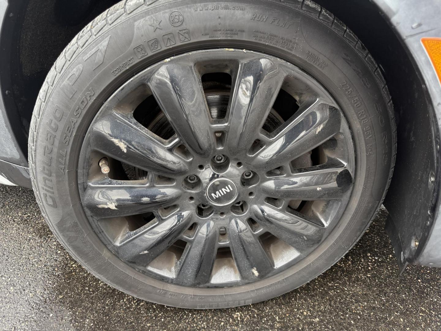 2018 White /Black Mini Countryman S ALL4 (WMZYT5C38J3) with an 2.0L I4 DOHC 16V TURBO engine, 6 Speed Manual transmission, located at 11115 Chardon Rd. , Chardon, OH, 44024, (440) 214-9705, 41.580246, -81.241943 - 2018 Mini Cooper S Countryman All4 – Turbocharged Thrills, Premium Features, and All-Weather Fun Experience driving excitement and standout style with this 2018 Mini Cooper S Countryman All4. Powered by a spirited 2.0L turbocharged I4 engine paired with an engaging 6-speed manual transmission, - Photo#4